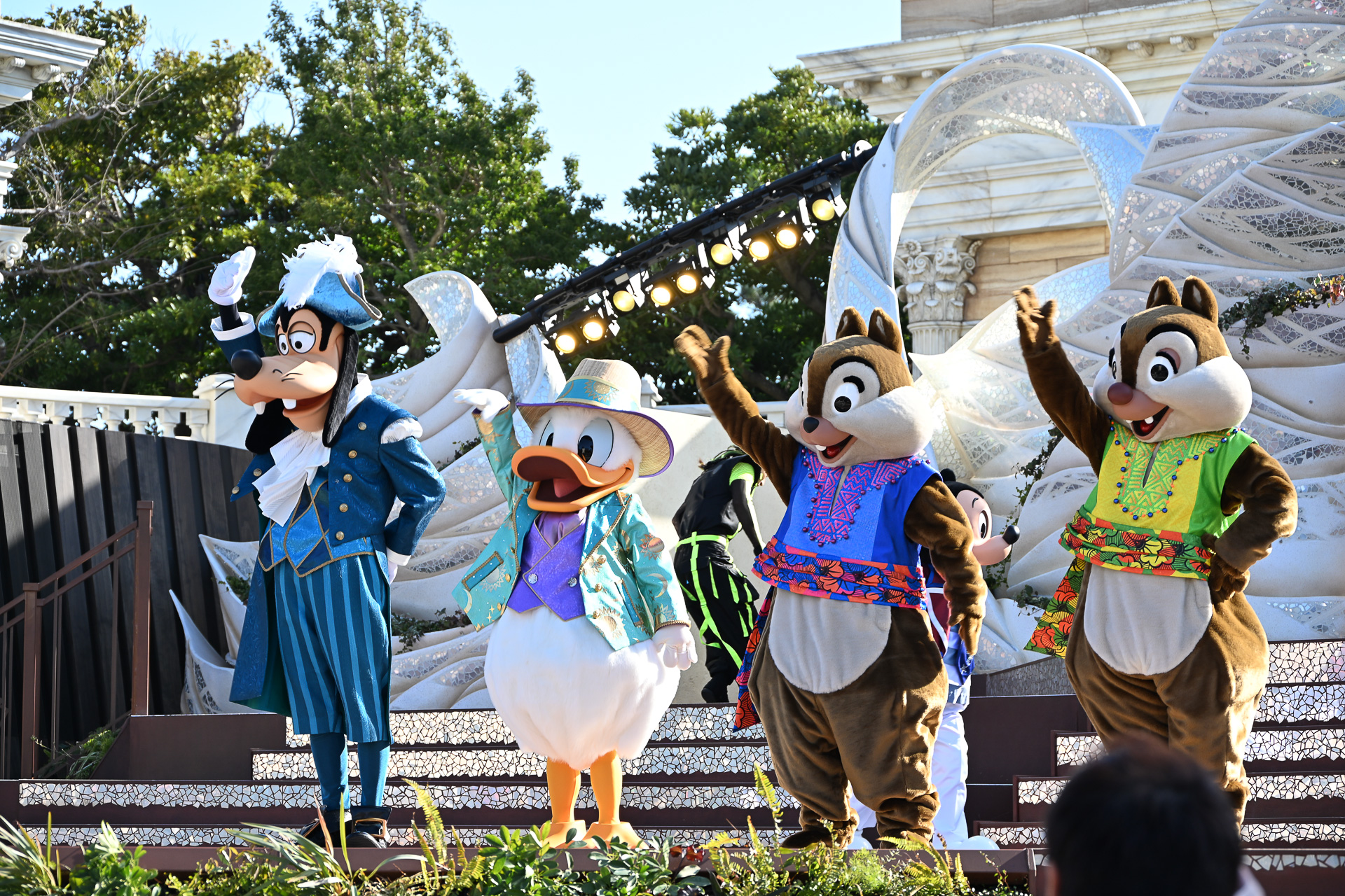 ミッキーマウスたちがあいさつしてエンディングへ