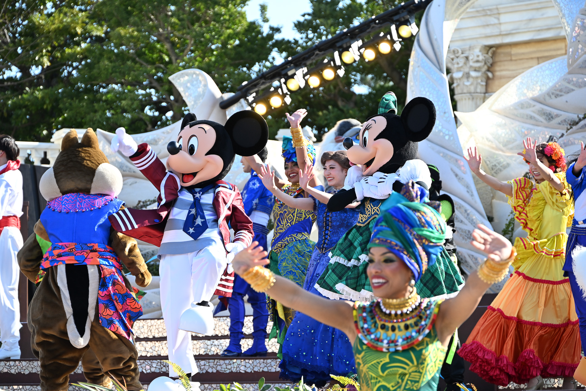 ミッキーマウスたちがあいさつしてエンディングへ