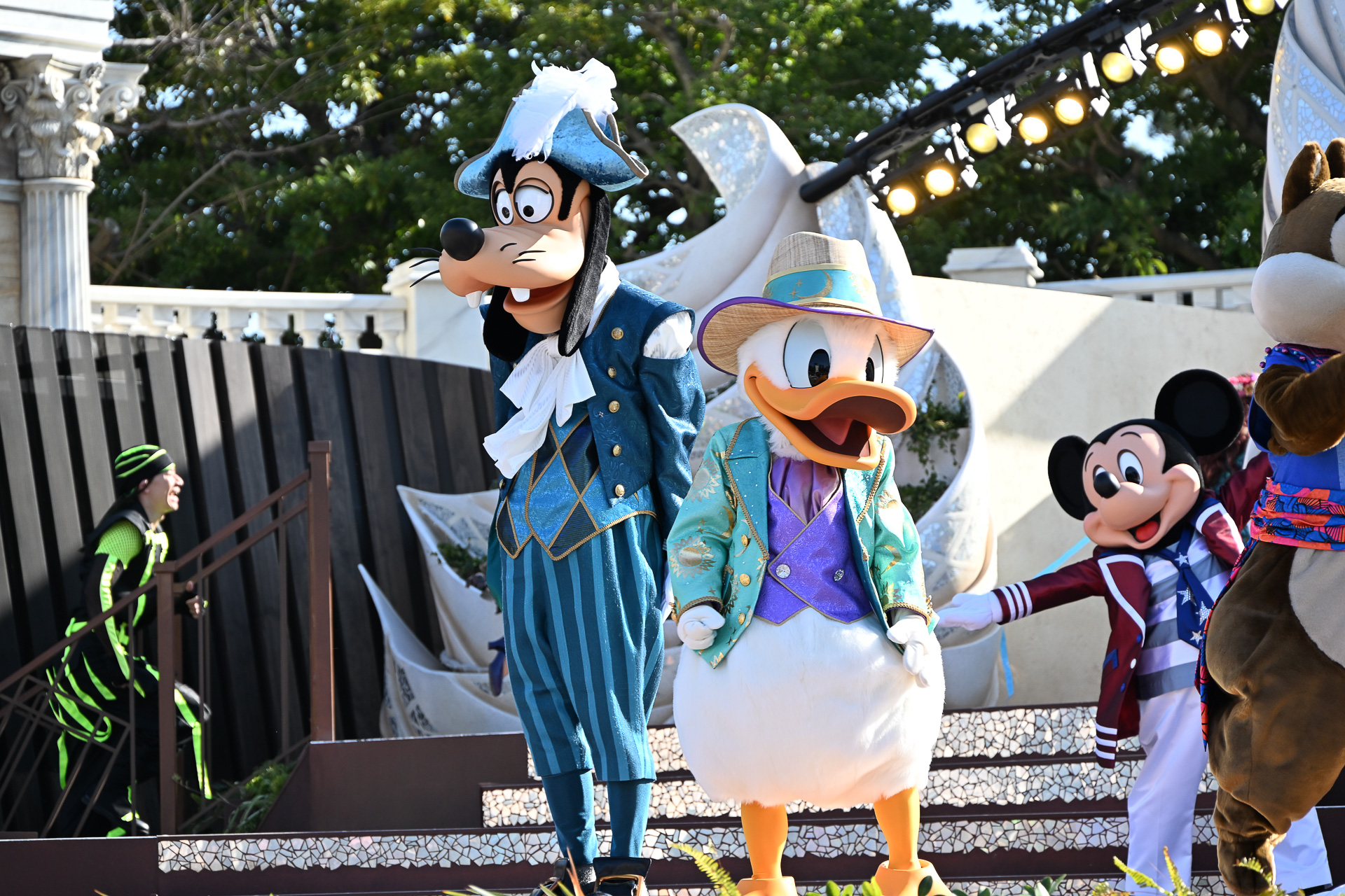 ミッキーマウスたちがあいさつしてエンディングへ