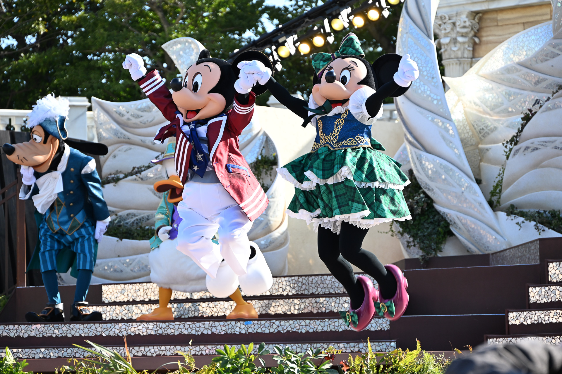 ミッキーマウスたちがあいさつしてエンディングへ