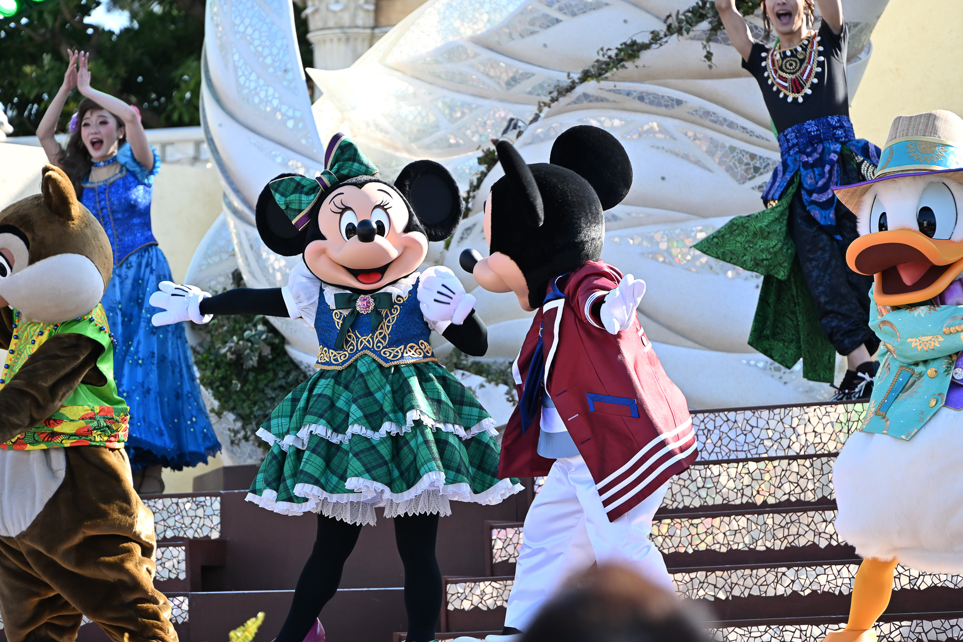 ミッキーマウスたちがあいさつしてエンディングへ