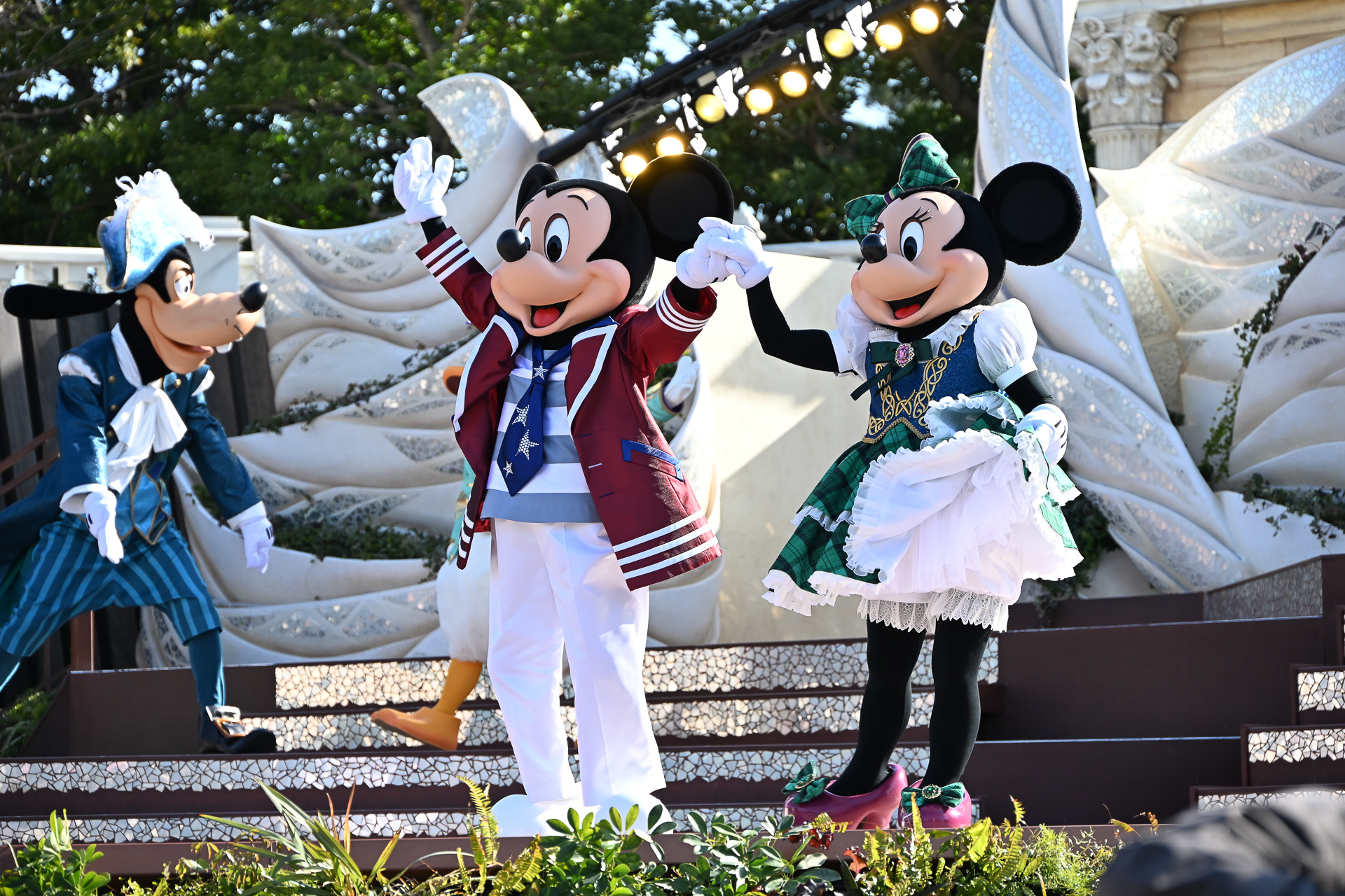 ミッキーマウスたちがあいさつしてエンディングへ