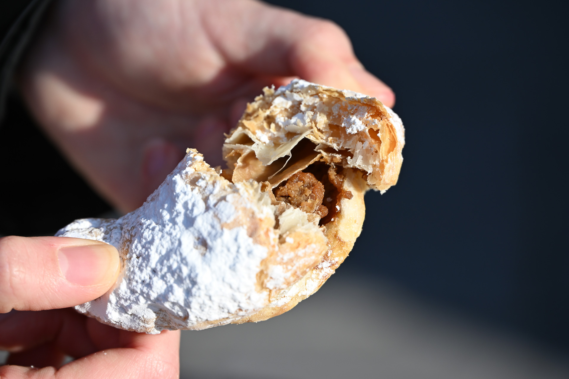 たっぷりのチョコクリームがさくさく生地のなかにイン！