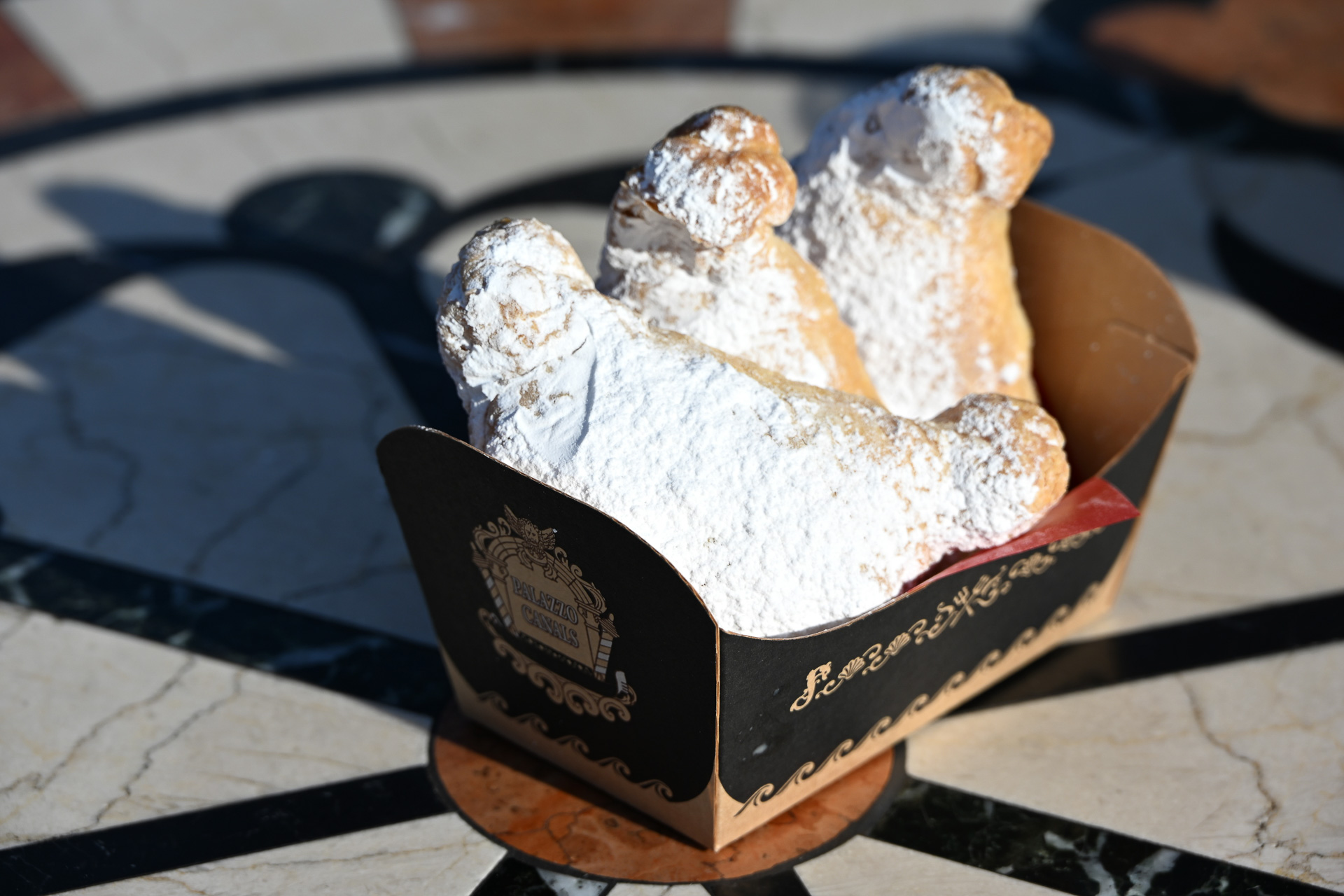 スナックとパッケージはともにゴンドラの形をしている