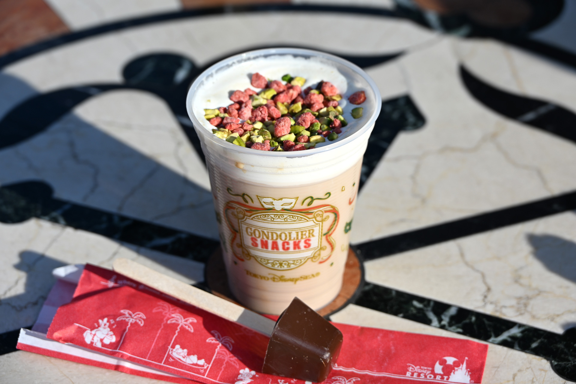 「ピスタチオとストロベリーのカフェモカ」（850円）