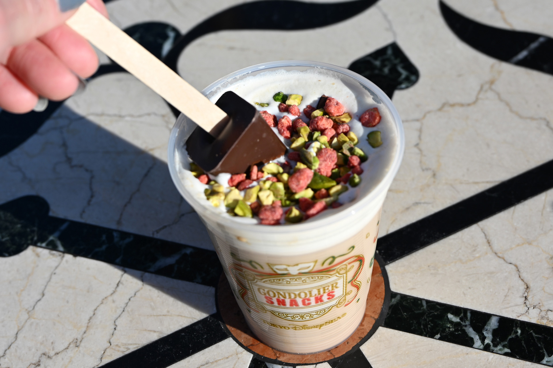 ダークチョコレートのスティックでアレンジも楽しめる1杯