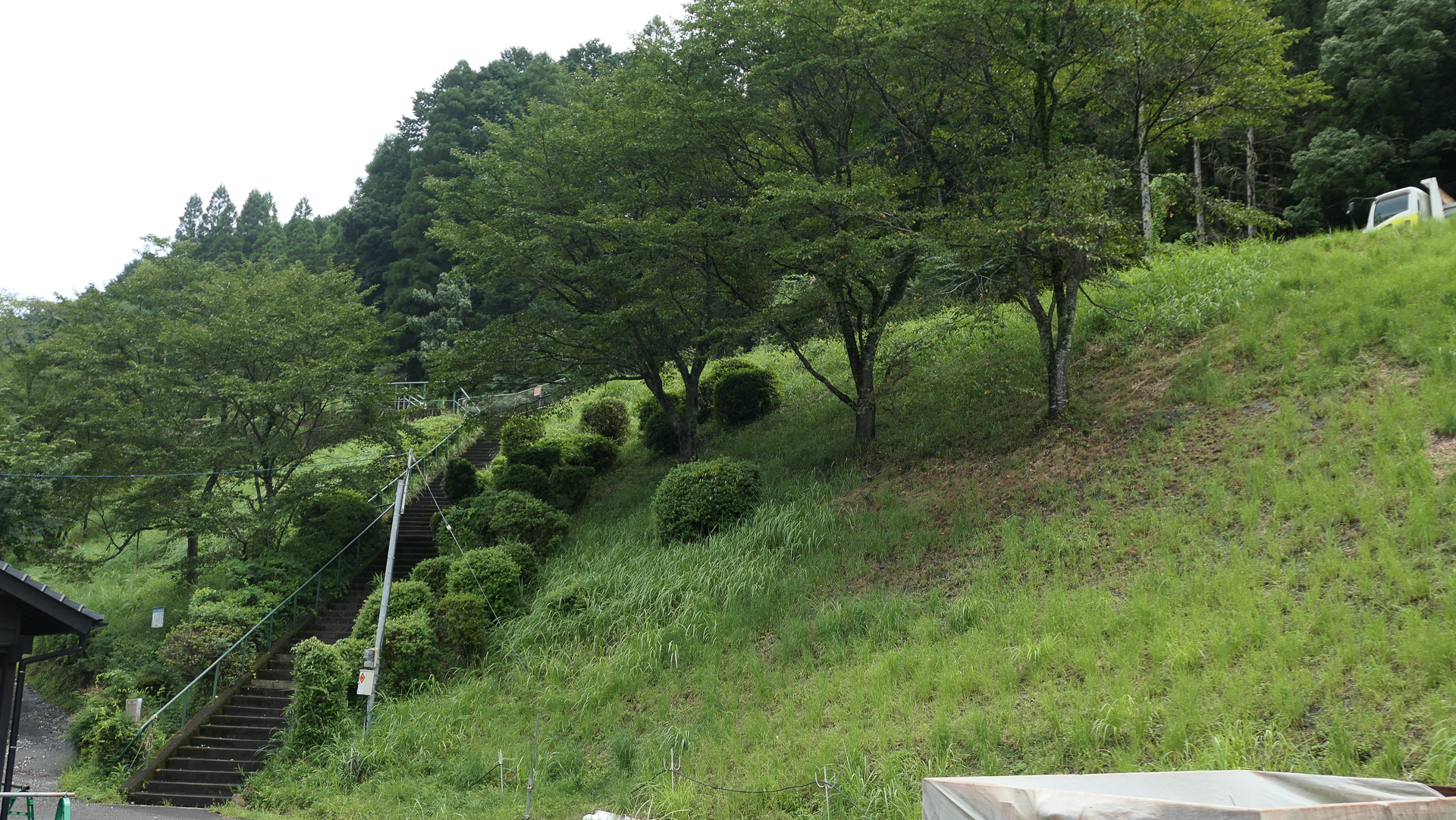 大行司駅。ホームは山の上