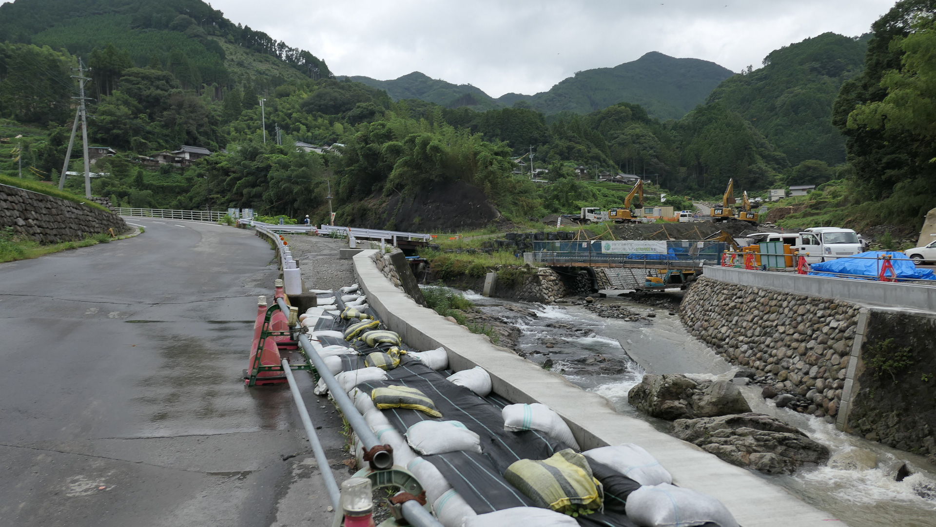 釈迦岳トンネル南側での、バス専用道工事中の様子