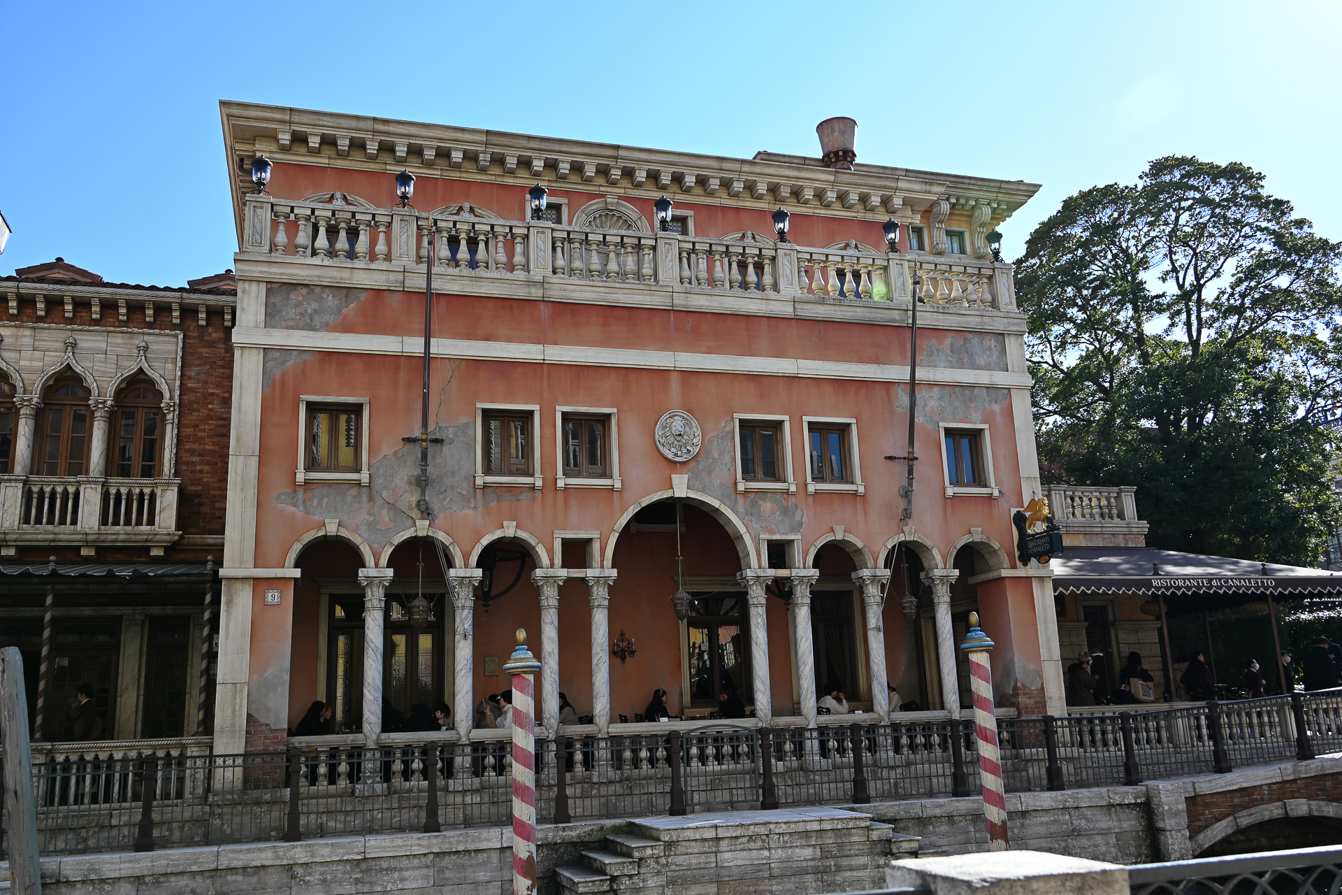 ゴンドリエ仲間が感化された絵画が飾られているレストランも