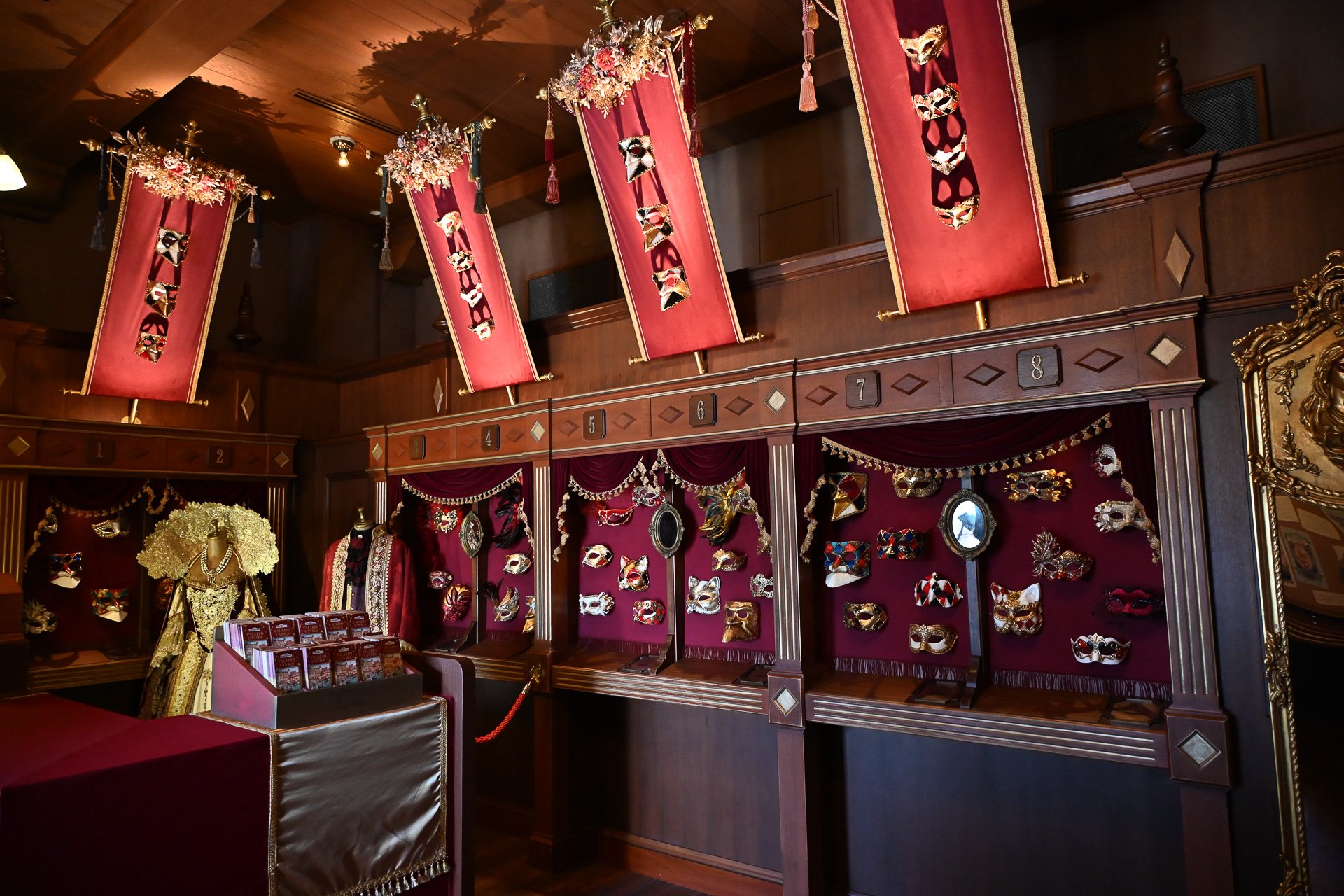 「ビリエッテリーア」ラジオ放送からは、物語で言及されていたカーニバル情報や会話が聞こえてくる