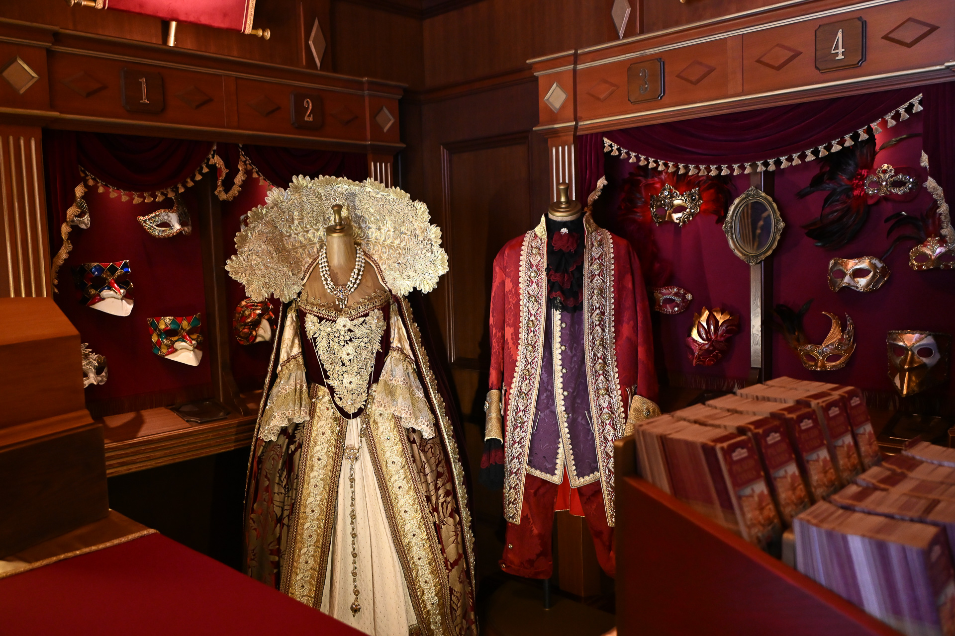 室内にはドレスや仮面、ポスターなどが飾られていた