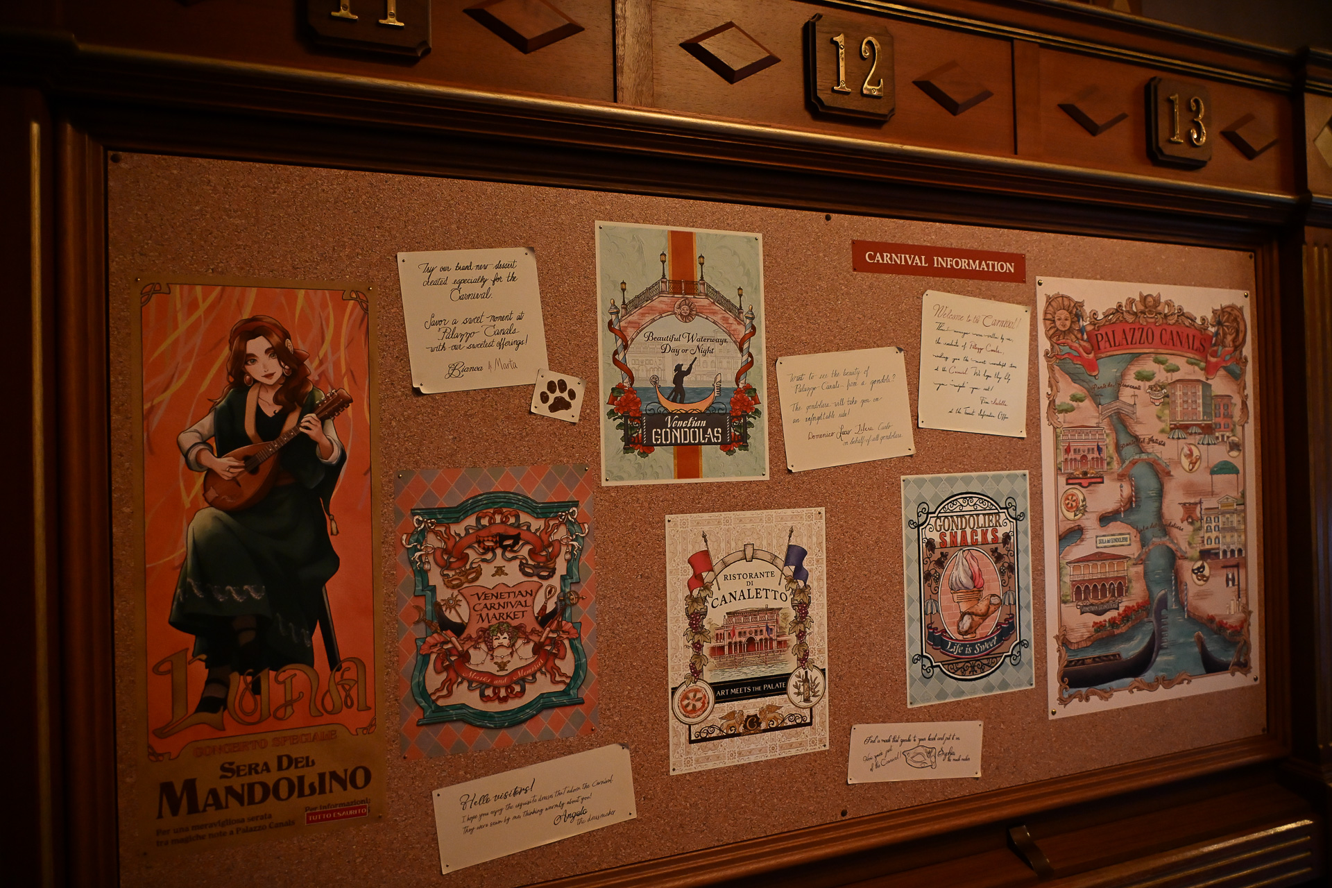 室内にはドレスや仮面、ポスターなどが飾られていた