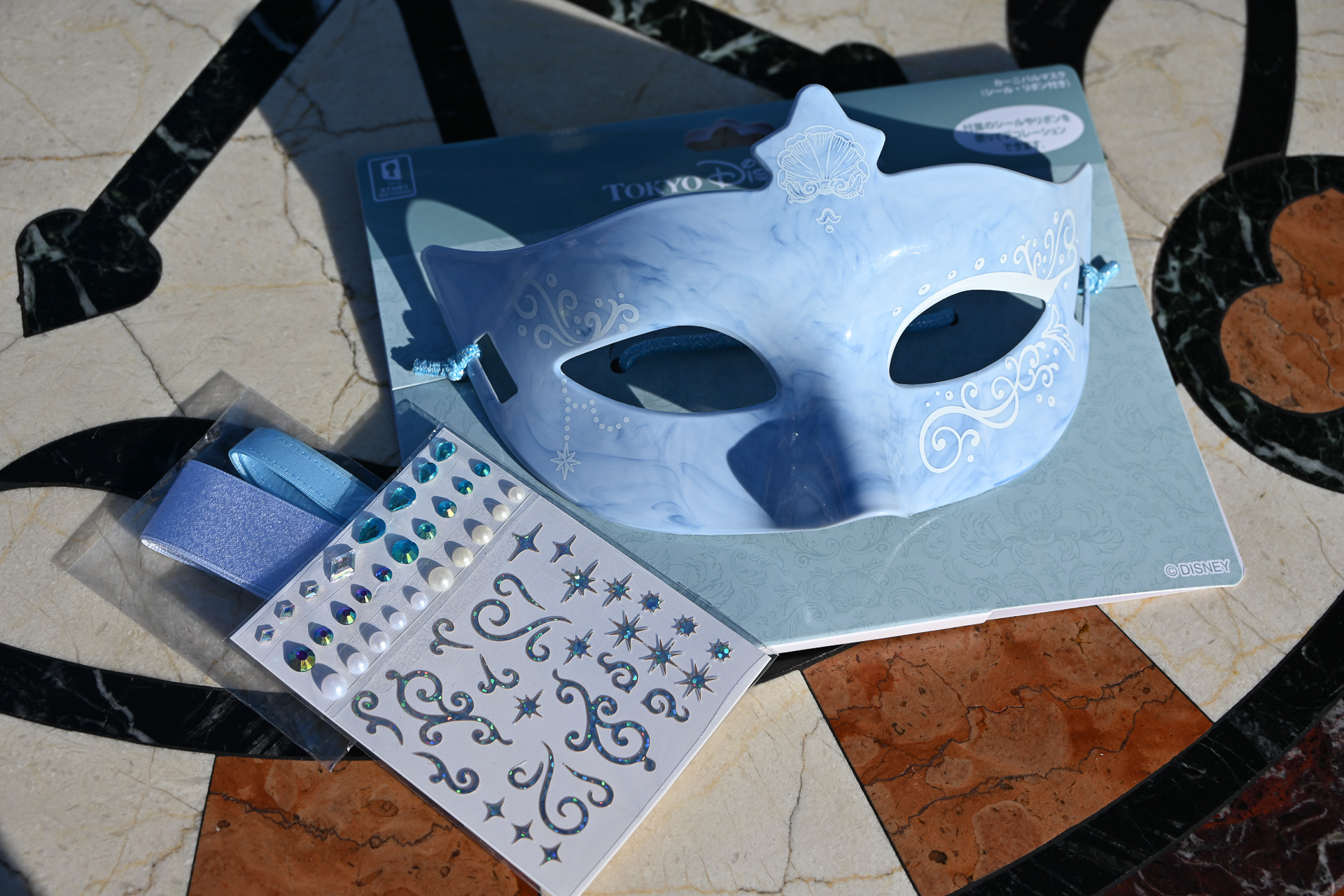 「カーニバルマスク」（各1800円）