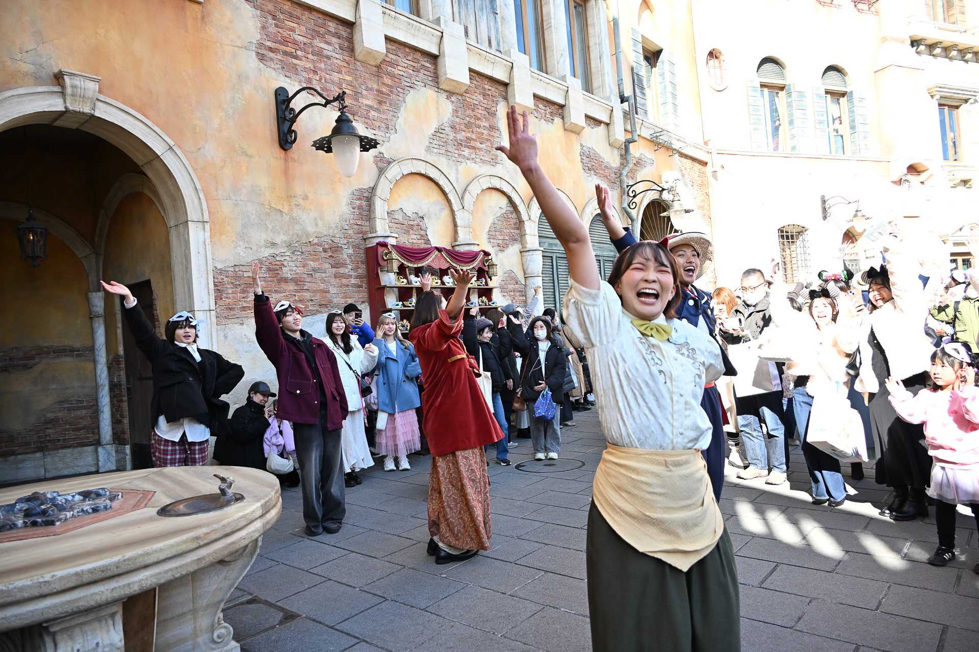 パラッツォ・カナル周辺では、仮面姿のキャストらがサプライズでカーニバルを盛り上げる