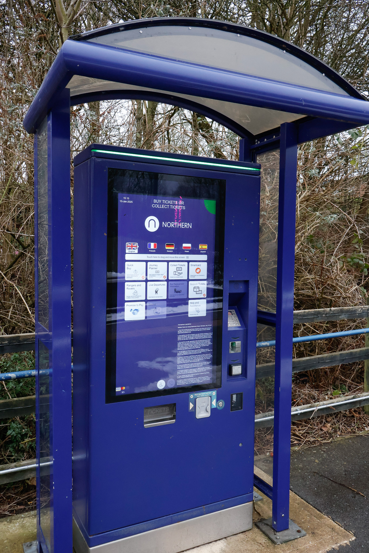 イギリスのシルドン駅に設置してあった自動券売機。クレジットカード専用で、現金は受け付けない仕様