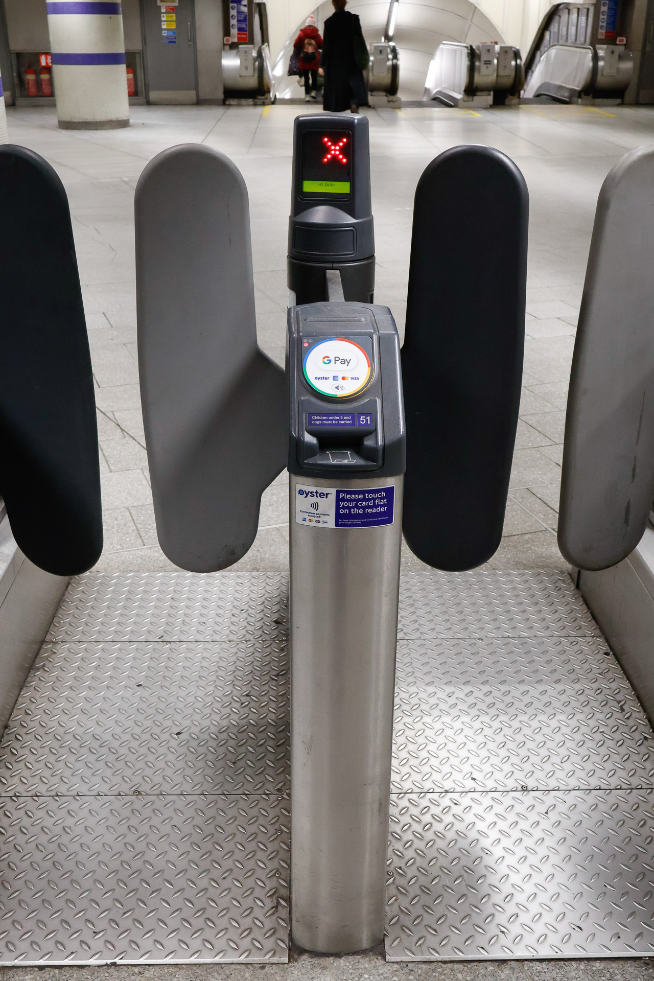 ロンドン地下鉄で使われている自動改札機。中央の白い円形の部分が読み取り装置で、Google Pay、オイスターカードに加えて、VISA、Mastercard、アメックスのタッチ決済に対応する