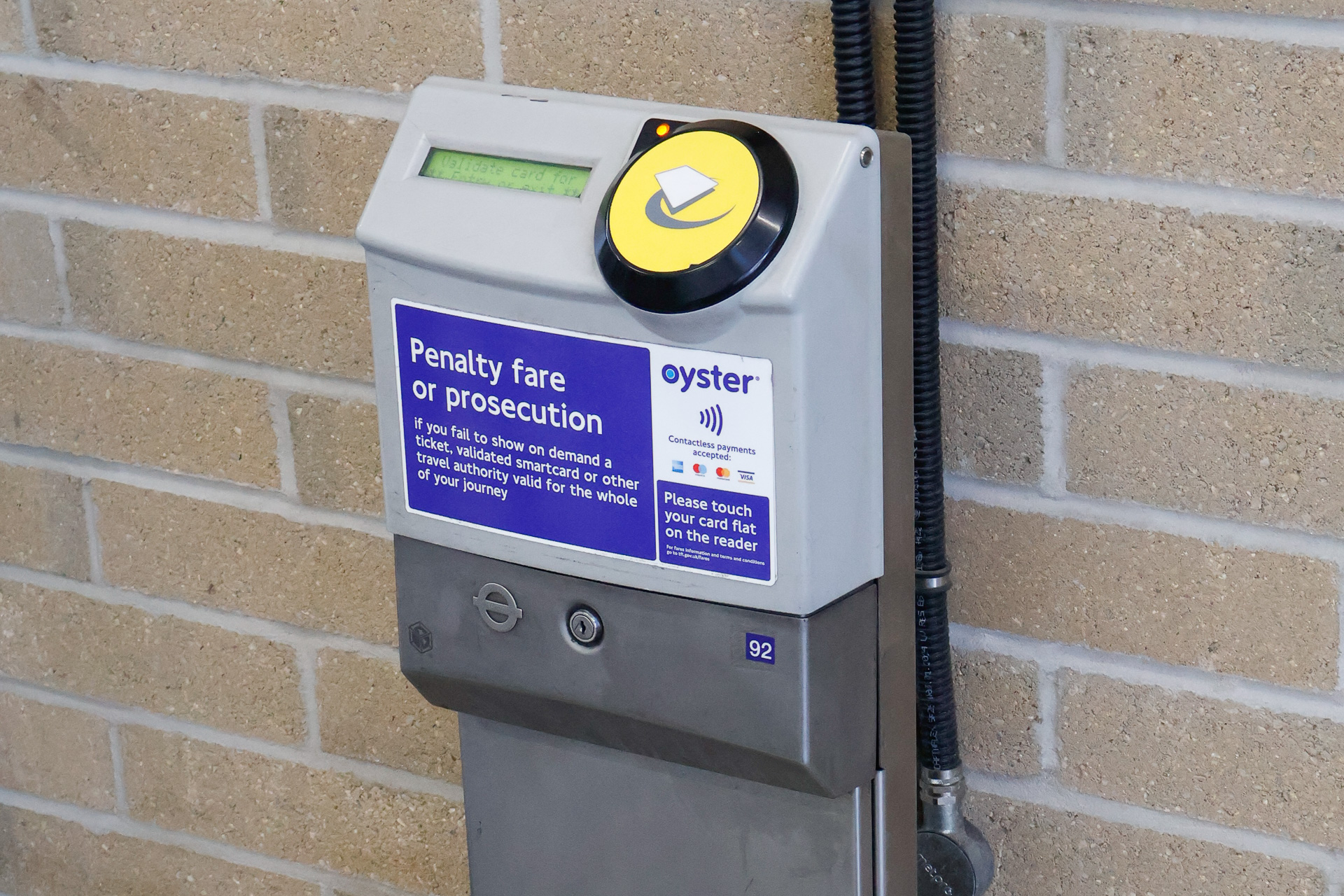 こちらは簡易型の自動改札機で、オイスターカードに加えて、VISA、Mastercard、アメックスのタッチ決済に対応する。ロンドン地下鉄ノーザン線のコリンデール駅で