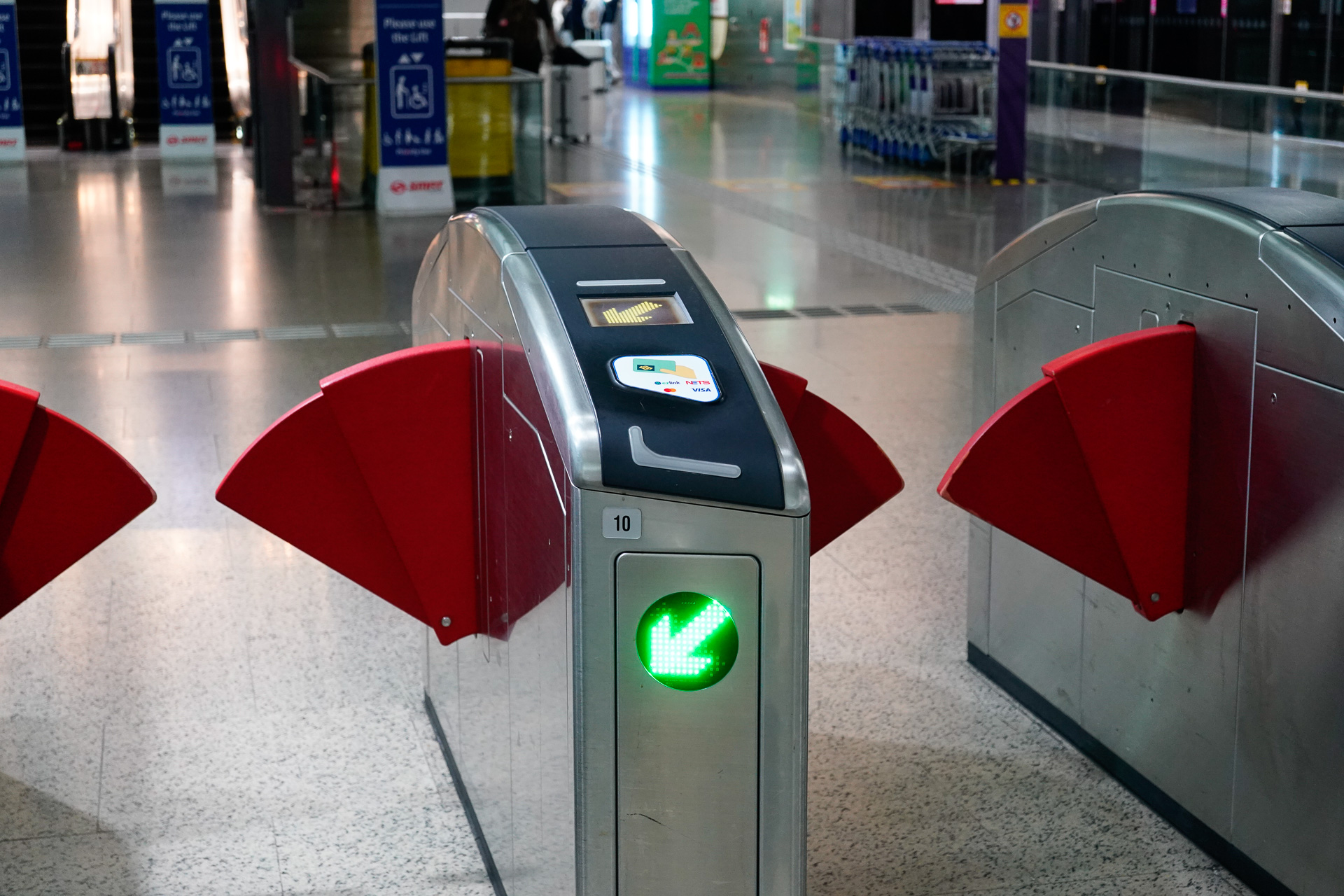 シンガポールMRTの自動改札機。読み取り部の標記から、VISAとMastercardのタッチ決済に対応しているのが分かる