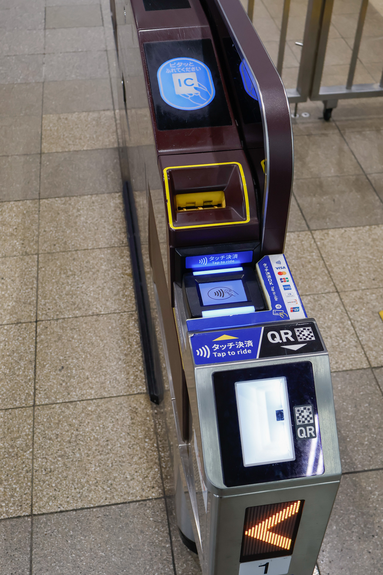 阪急電鉄の自動改札機。これもタッチ決済対応だが、VISA、Mastercard、JCB、アメックス、ダイナース、DISCOVER、銀聯と、対応カードのバラエティが豊富