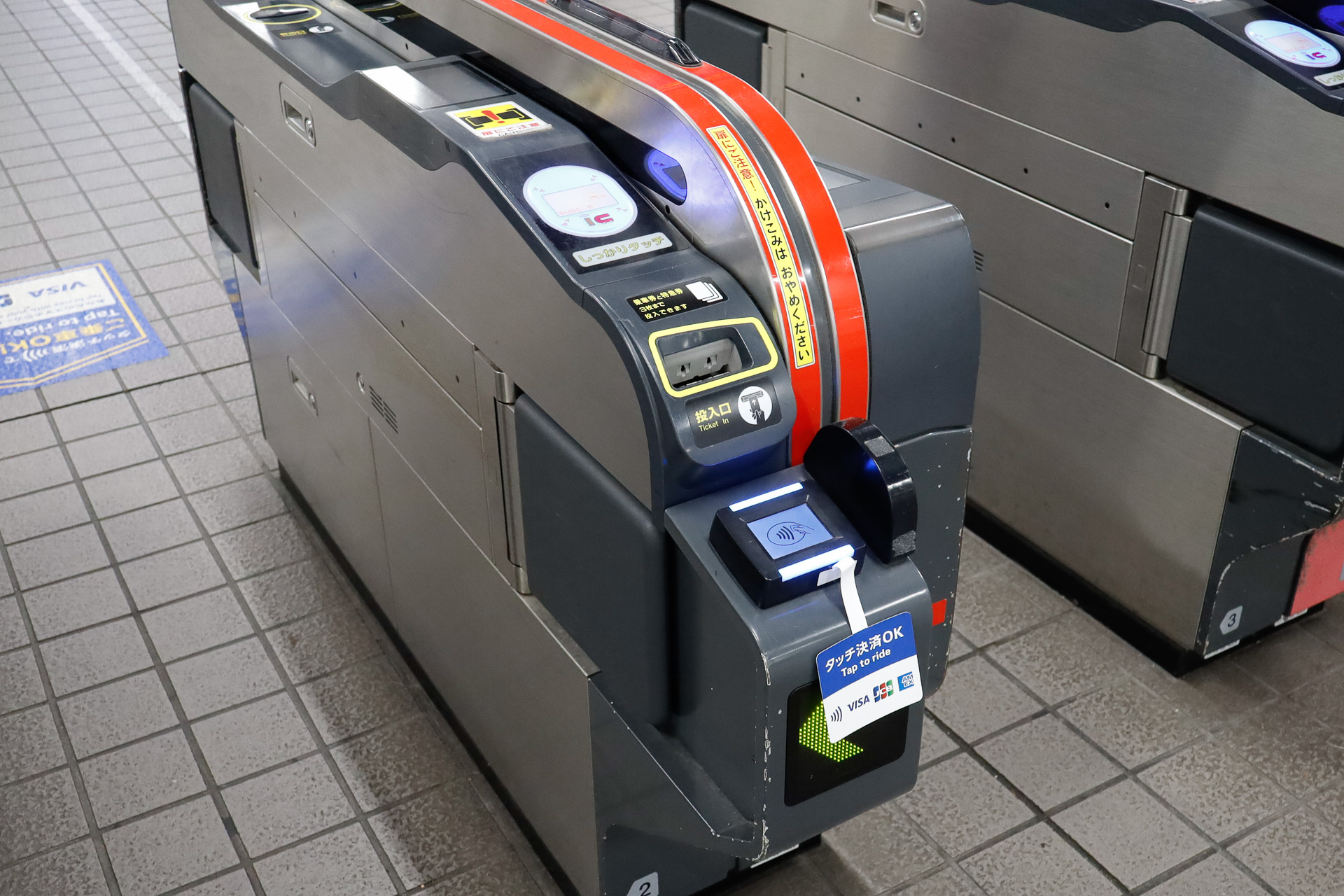 JR九州の自動改札機。撮影した2023年の時点での話だが、VISA、JCB、アメックスのみの対応で、Mastercardが対象外だった（現在は対応）。とあるバス会社でも、Mastercardが対象外だったことがある