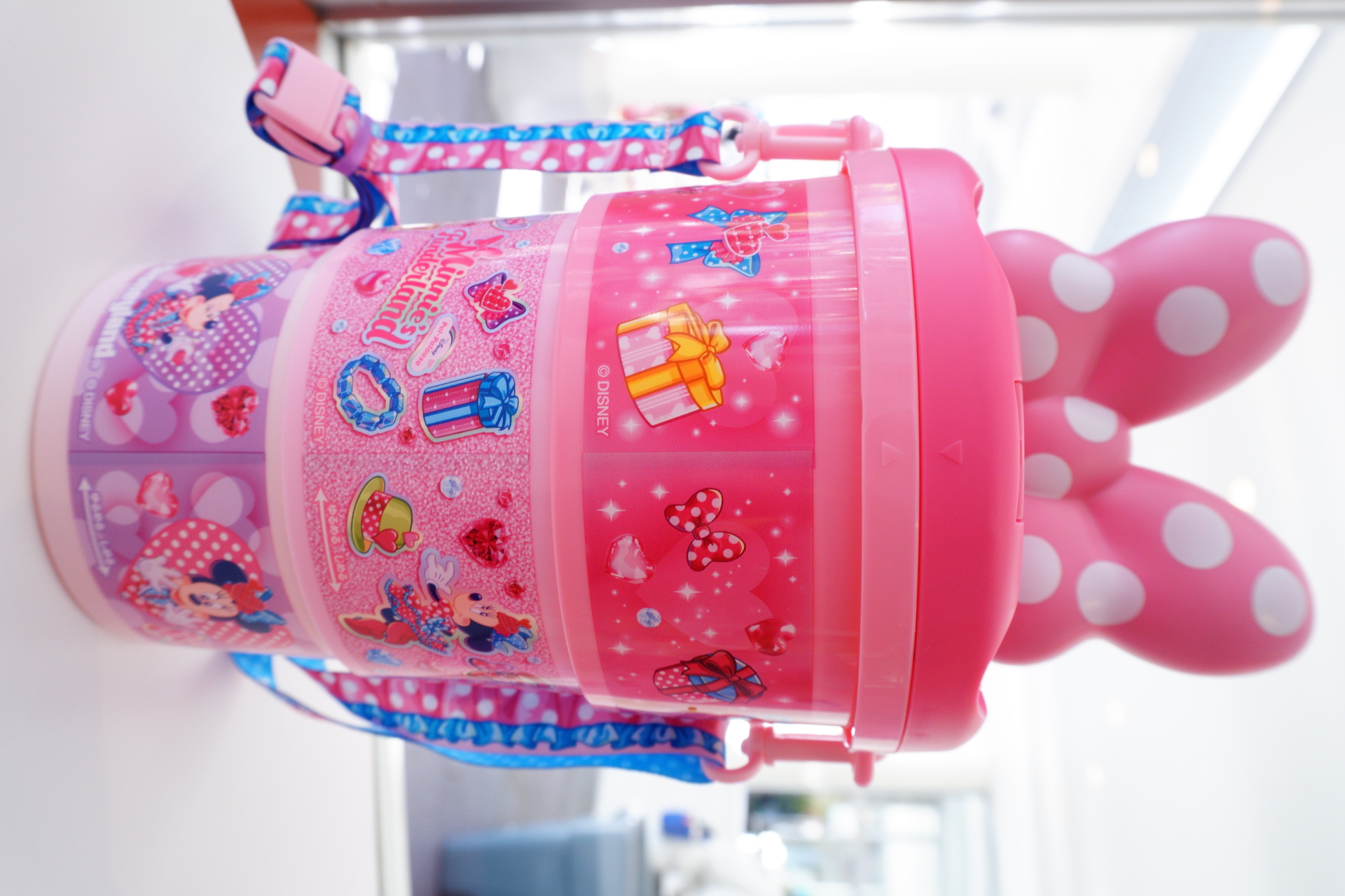 表と裏のデザイン。本体は3段になっている