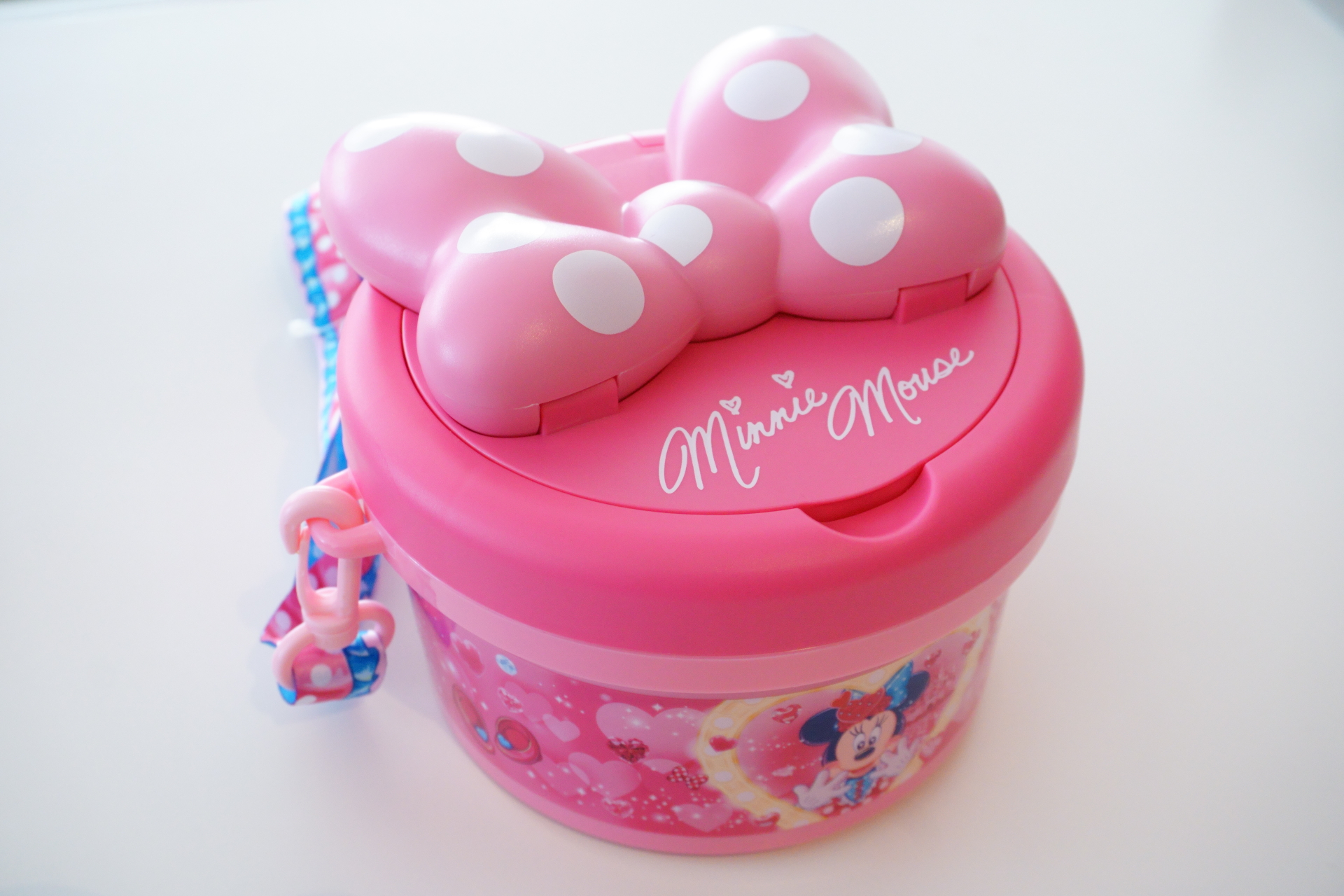 フタのリボンも折りたためる。ミニーのサイン入り