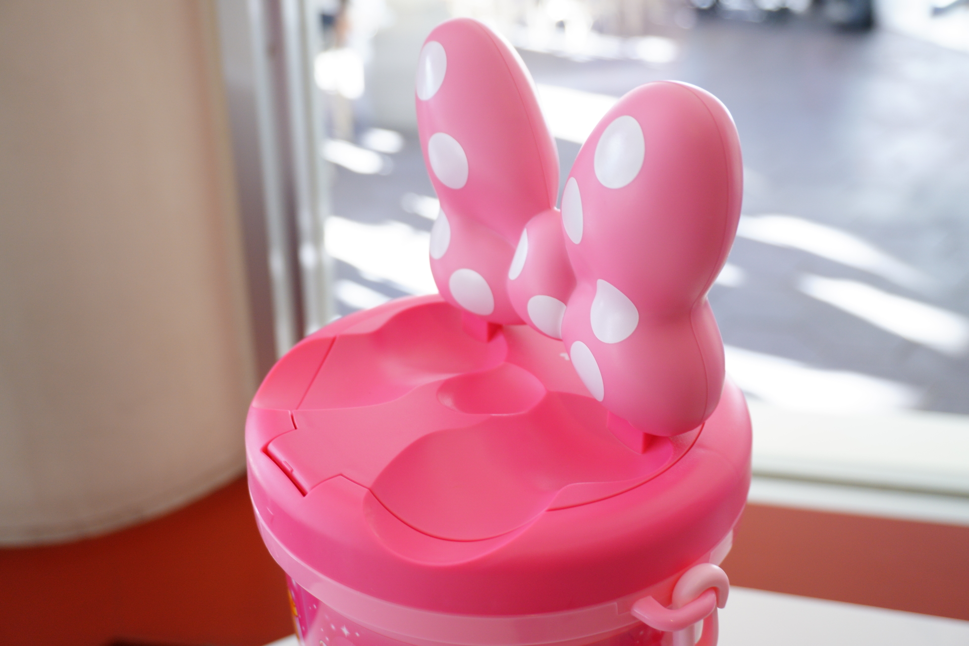 フタのリボンも折りたためる。ミニーのサイン入り