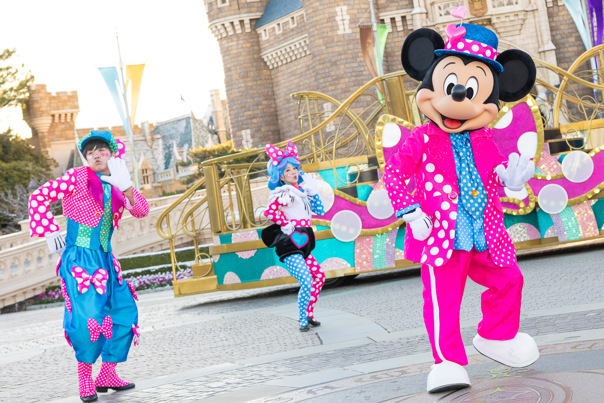 ビビット＆ドットデザインのスペシャルコスチュームでミッキーマウスたちが登場