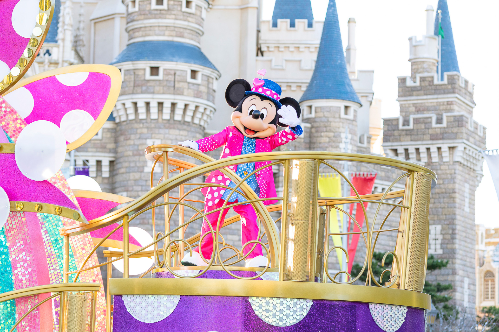 ビビット＆ドットデザインのスペシャルコスチュームでミッキーマウスたちが登場