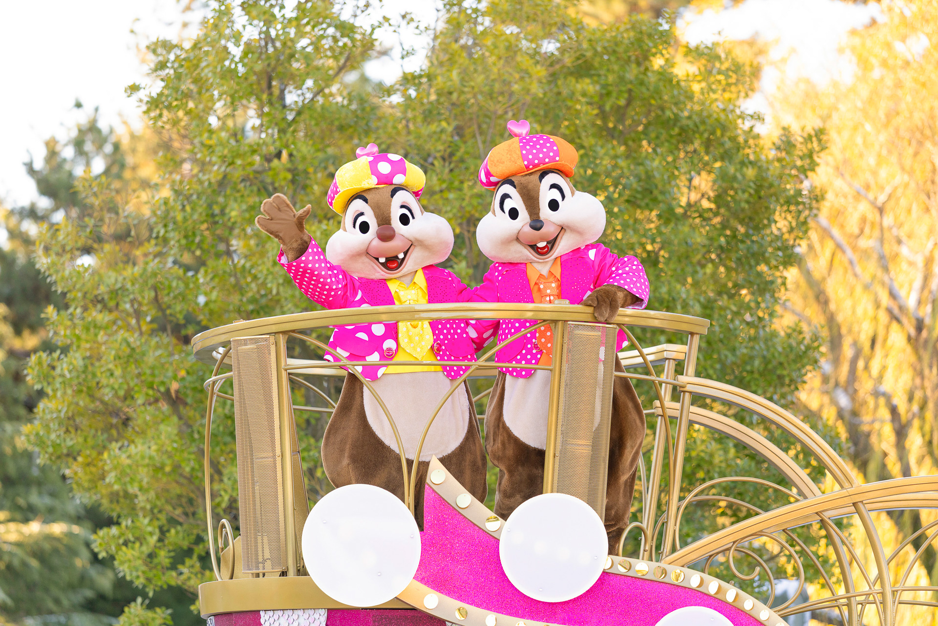 シンデレラ城前ではキャラクターたちが華麗なダンスを披露する