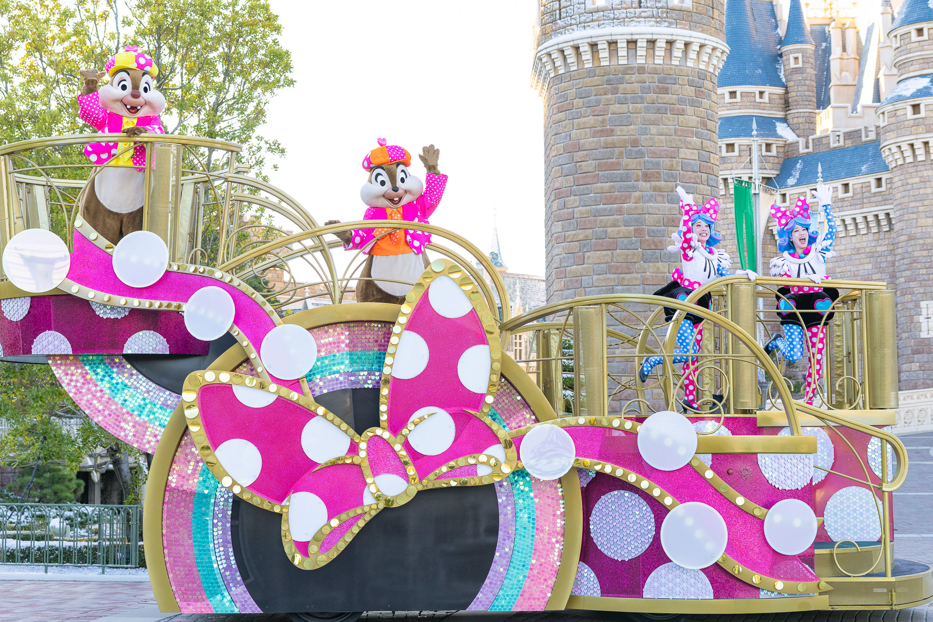 シンデレラ城前ではキャラクターたちが華麗なダンスを披露する