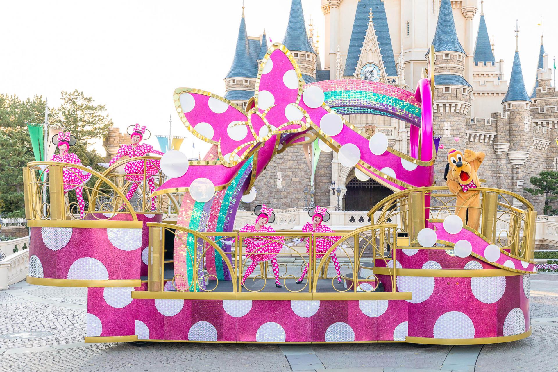 シンデレラ城前ではキャラクターたちが華麗なダンスを披露する