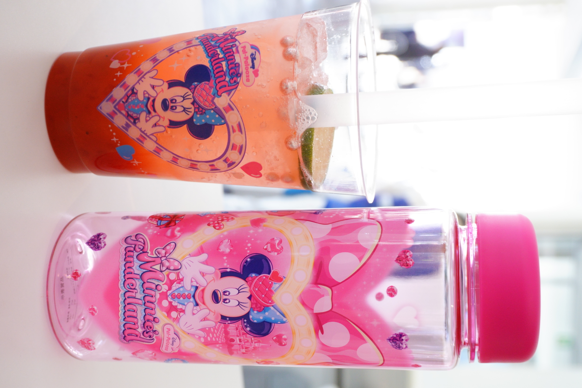 スパークリングドリンク ストロベリー＆ライチ（700円）とスーベニアドリンクボトル（対象メニューに＋1300円）