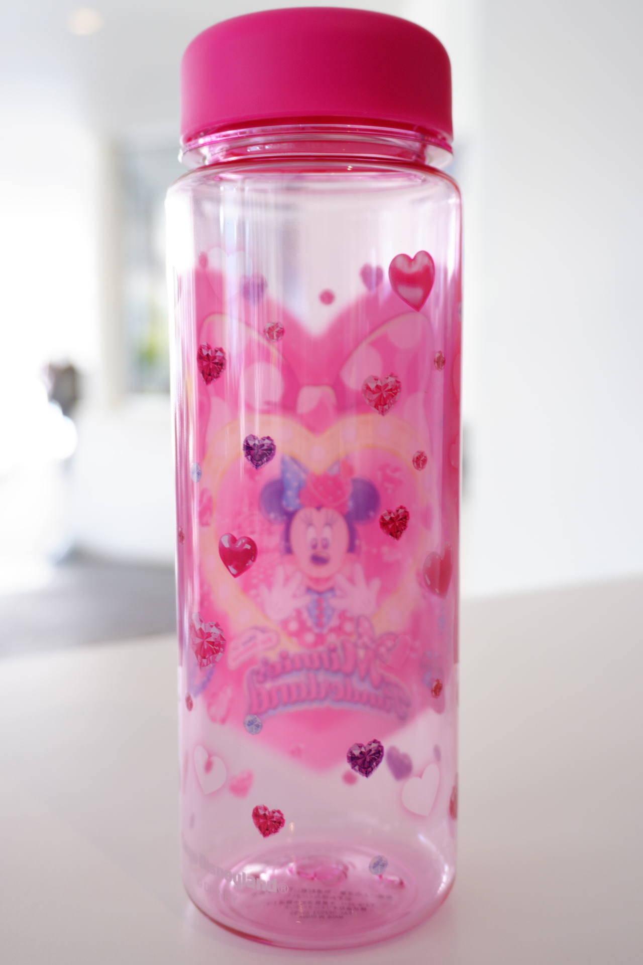 スパークリングドリンク ストロベリー＆ライチ（700円）とスーベニアドリンクボトル（対象メニューに＋1300円）