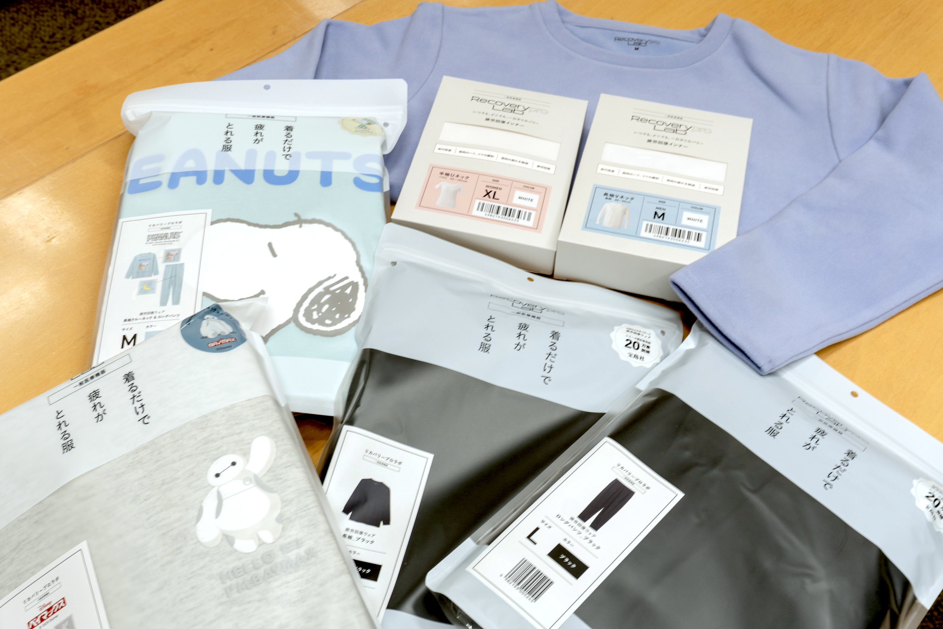宝島社「リカバリープロ ラボ」の主力商品ラインアップ。定番の長袖タイプから、冬向けフリースタイプ、夏向け半袖タイプ、インナーまであり、現時点で業界唯一“キャラクターコラボ”も展開している