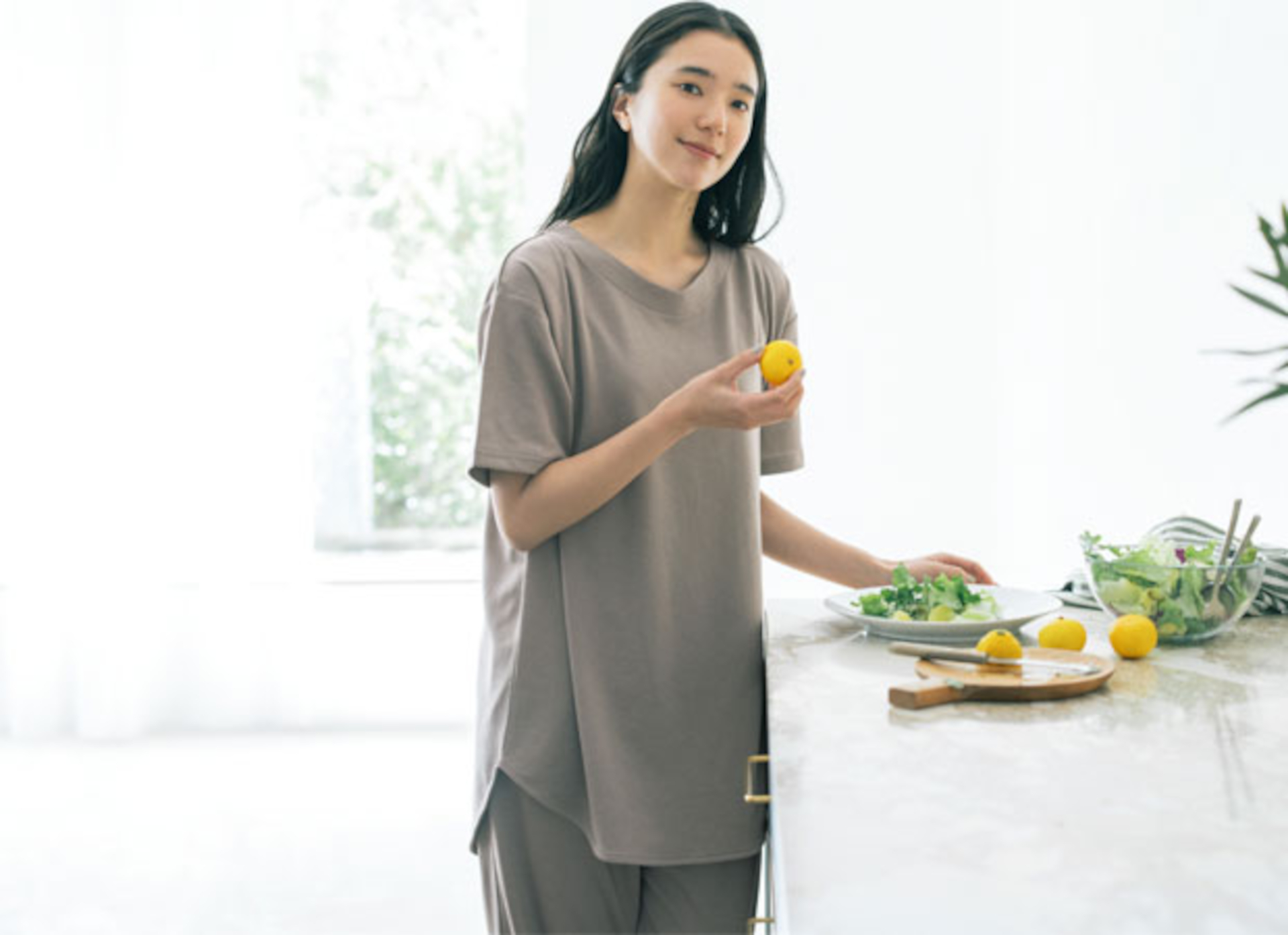 ライフスタイル誌「大人のおしゃれ手帖」とのコラボにより、お尻まですっぽり隠れるロングチュニック＆ほっそり脚長に見えるテーパード型パンツを開発。価格は上下セットで1万6900円