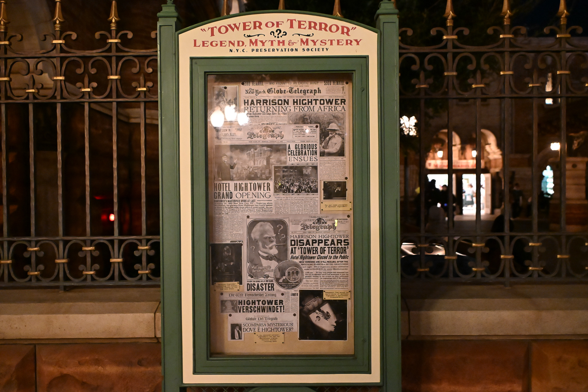 ハイタワー三世失踪に関する新聞記事もエントランス横で読むことが可能だ