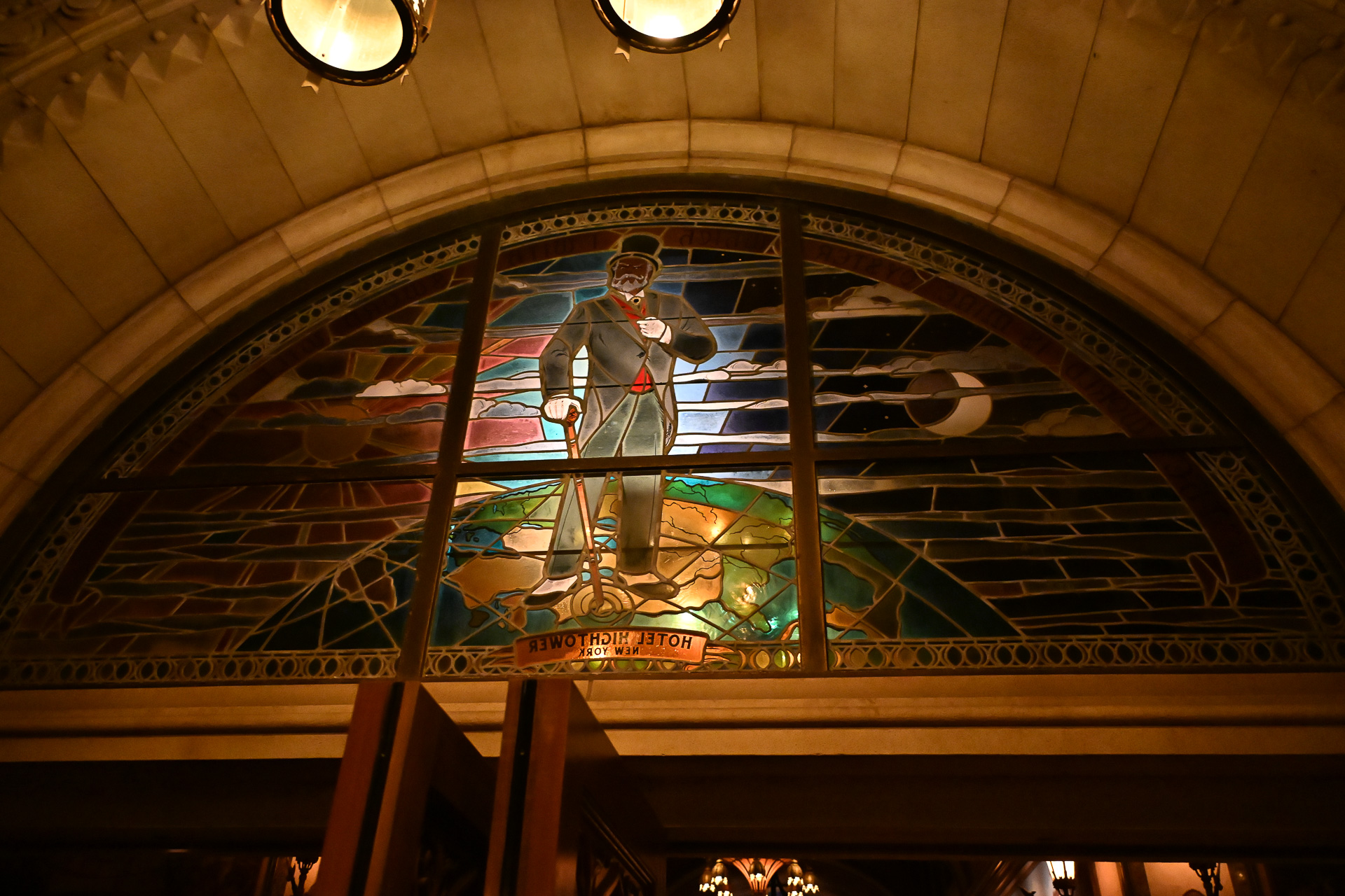 ステンドグラスにはハイタワー三世の姿も