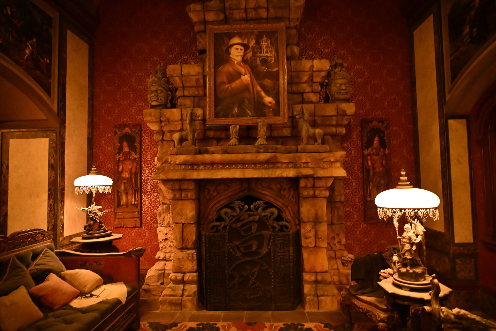 朽ちてしまったホテルエントランスは雰囲気たっぷり