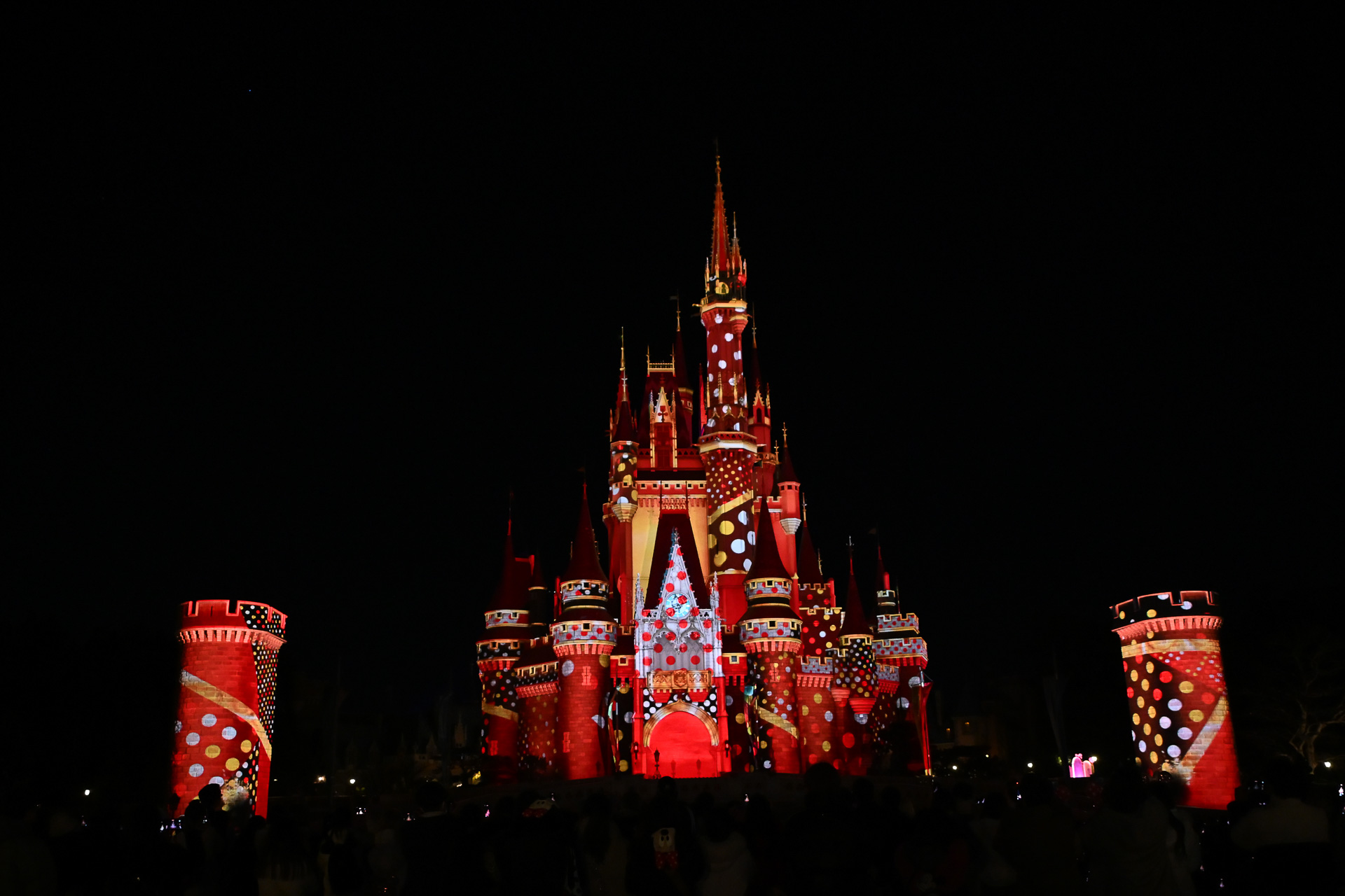 東京ディズニーランドは「ミニーのファンダーランド」期間中に夜限定の環境演出を行なう