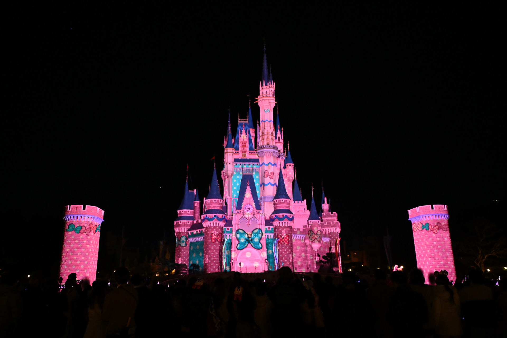 シンデレラ城がミニーマウスカラーに大変身！