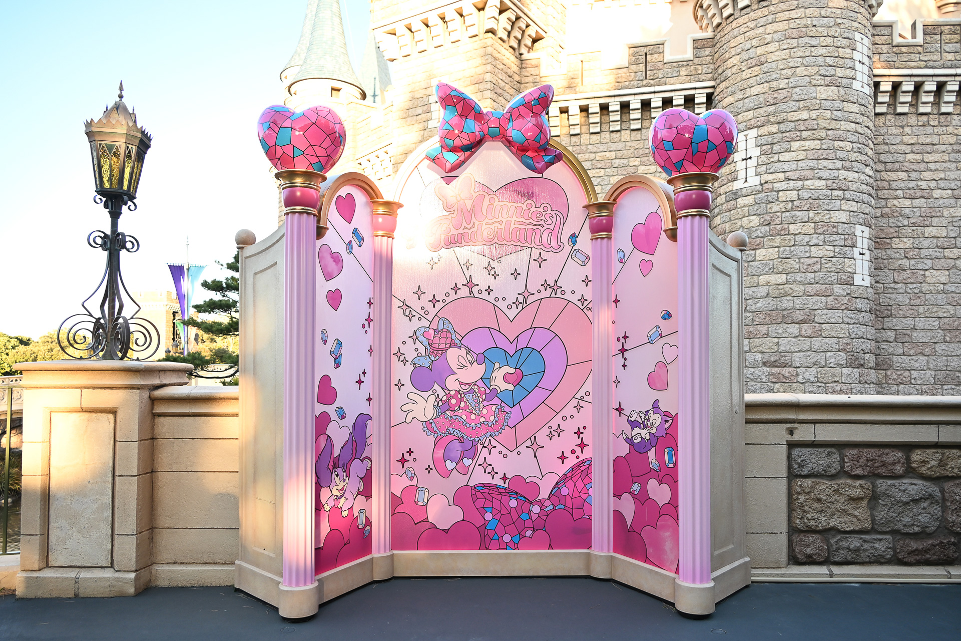 シンデレラ城周辺のデコレーションにも注目を