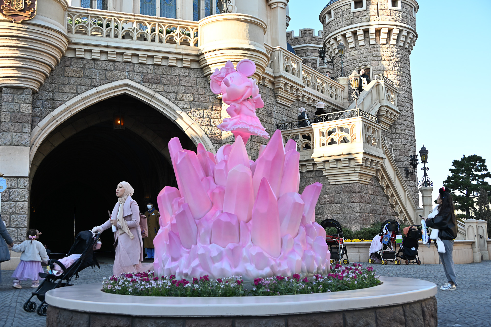 ファンタジーランド側のシンデレラ城前にはスタチューが新登場