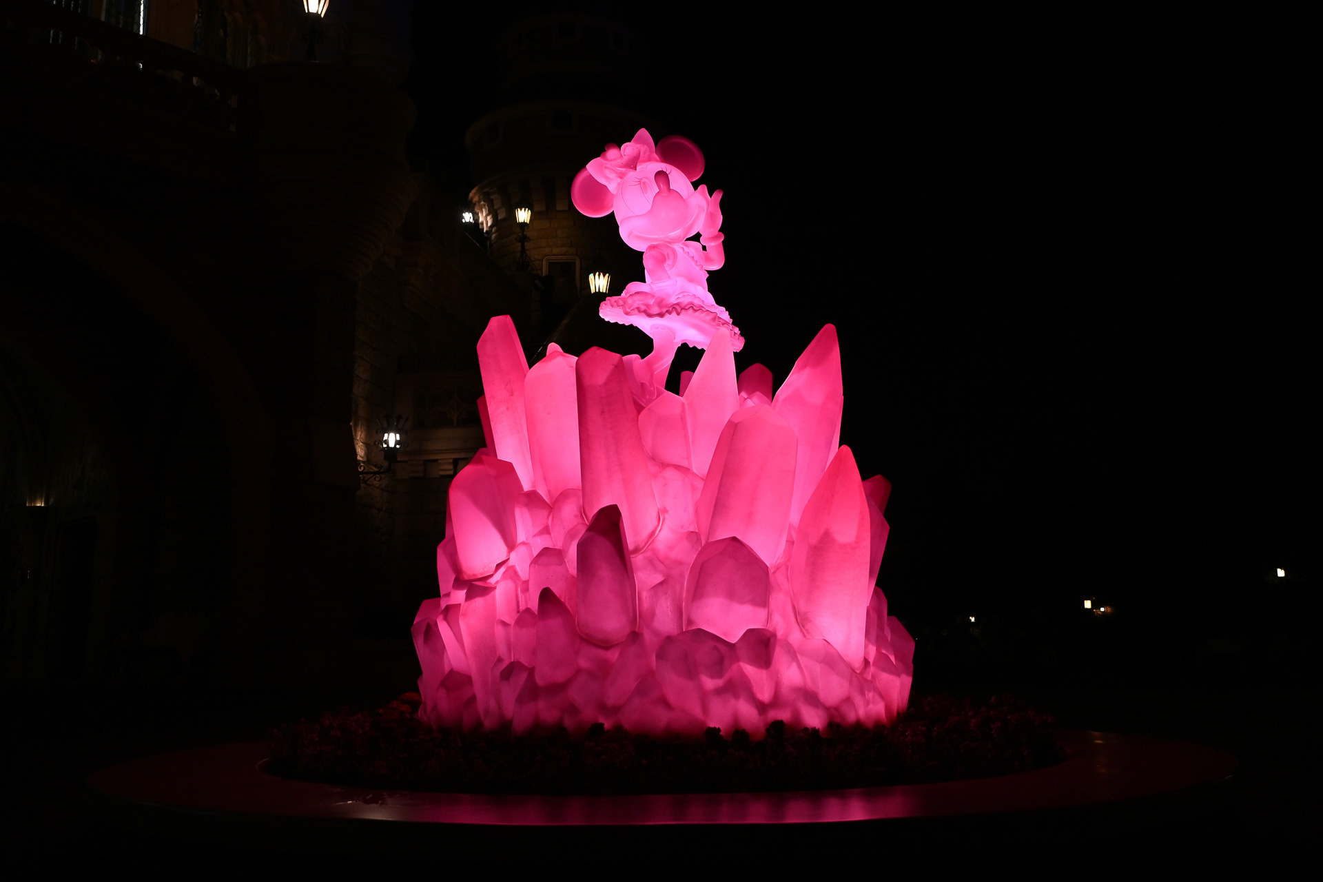 こちらも夜になるとクリスタルが輝き出す