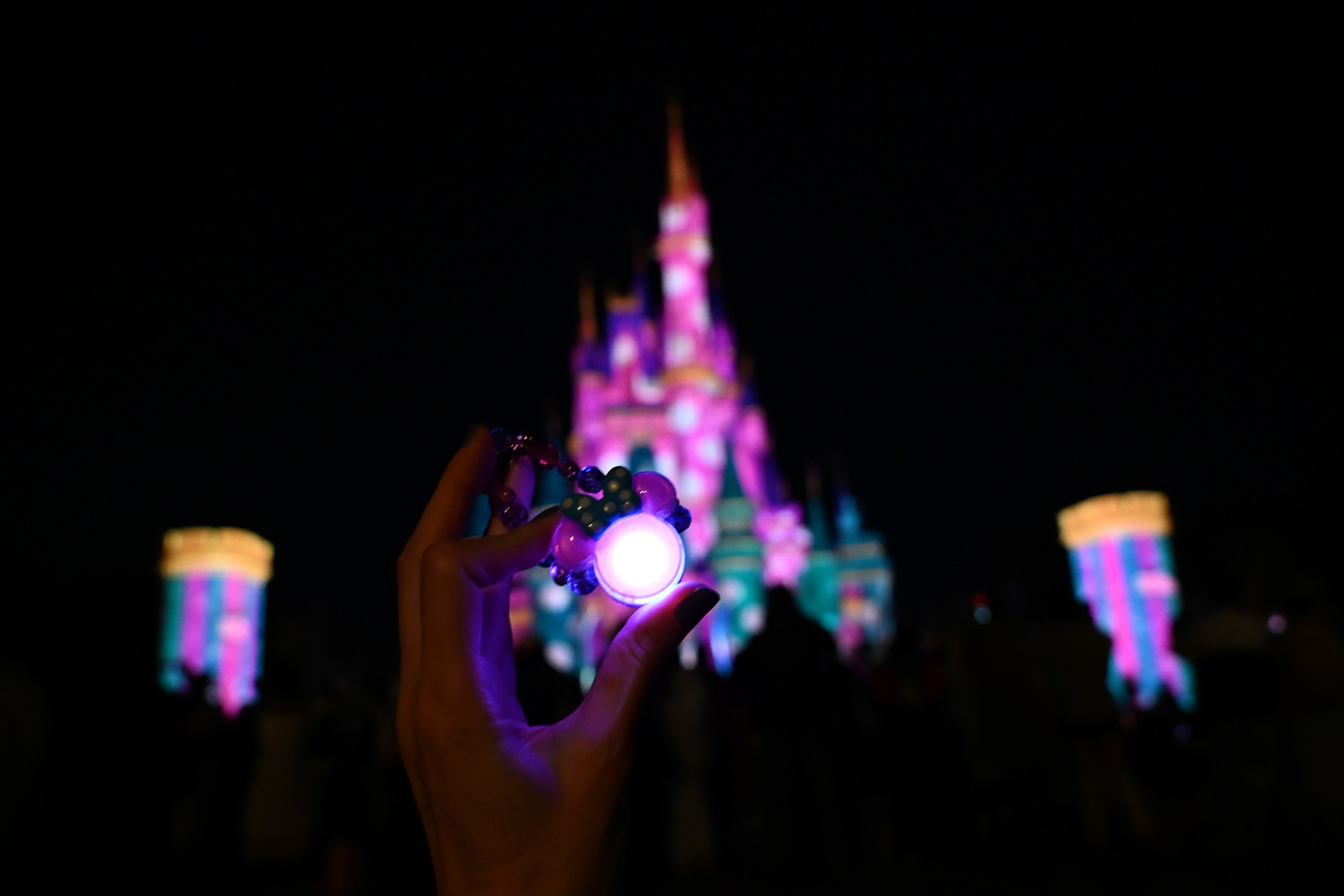 夜間はキラキラと輝く身につけグッズに大変身！