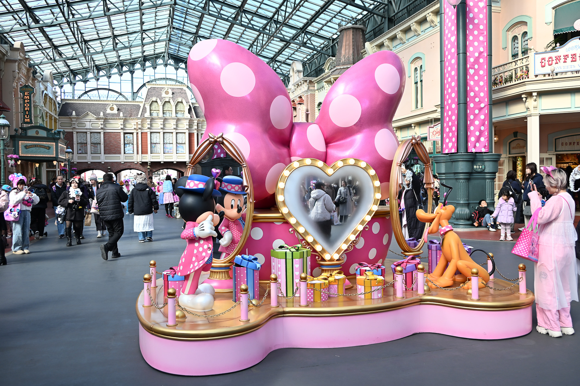 ワールドバザール中央のフォトスポットは大人気！