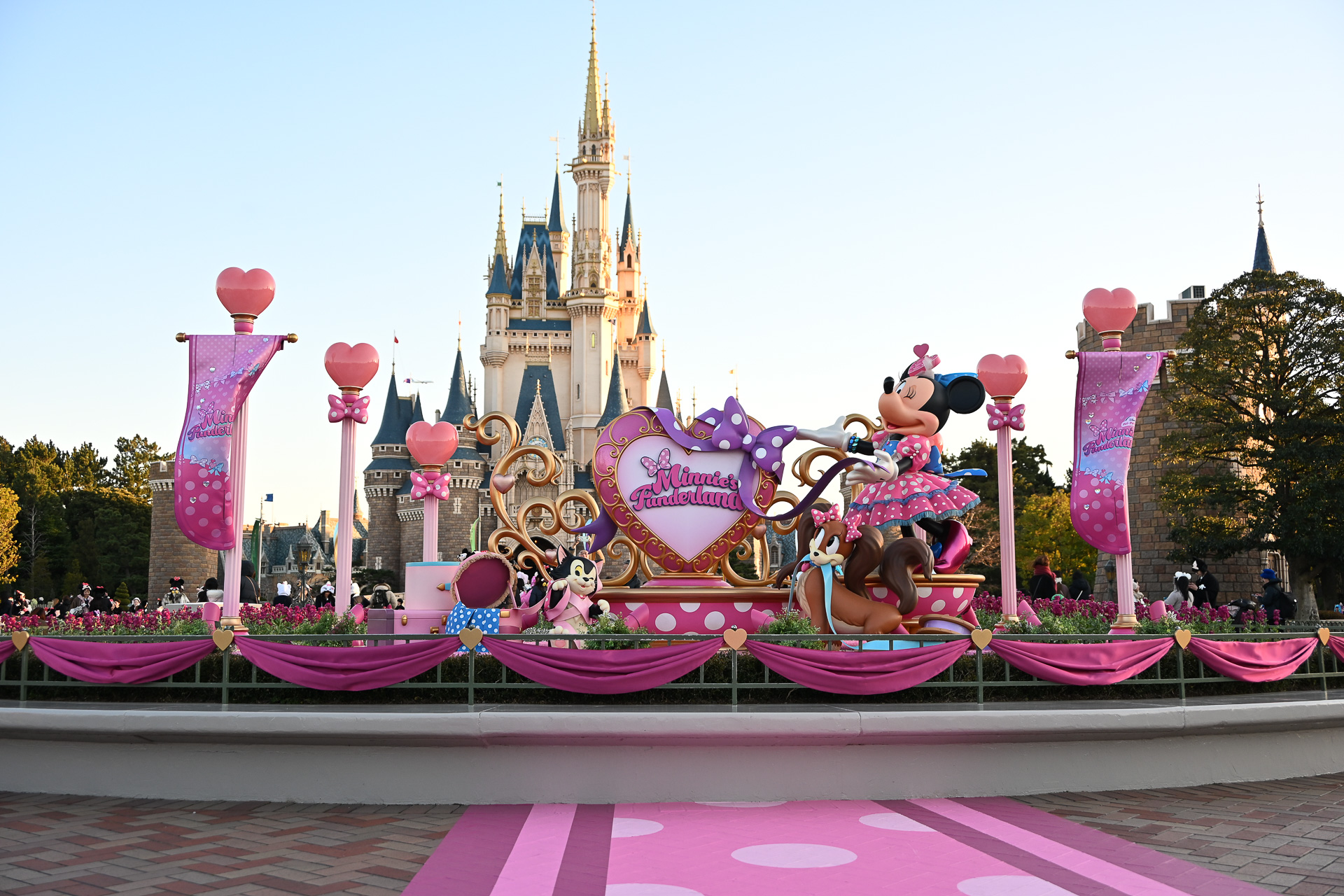 お城前の花壇にはフォトスポットも登場