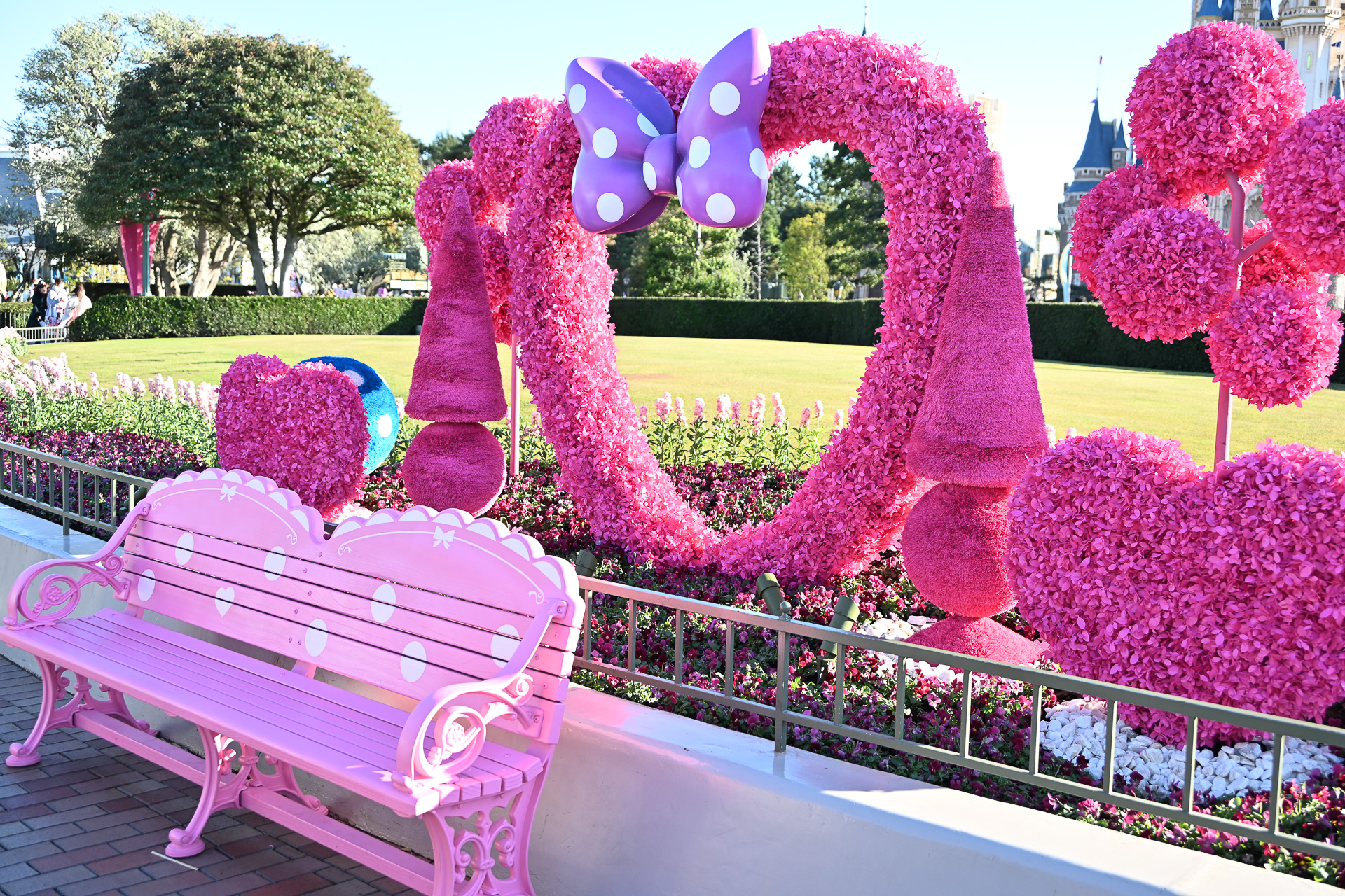 ベンチやトラッシュカンまでミニーマウス一色に！