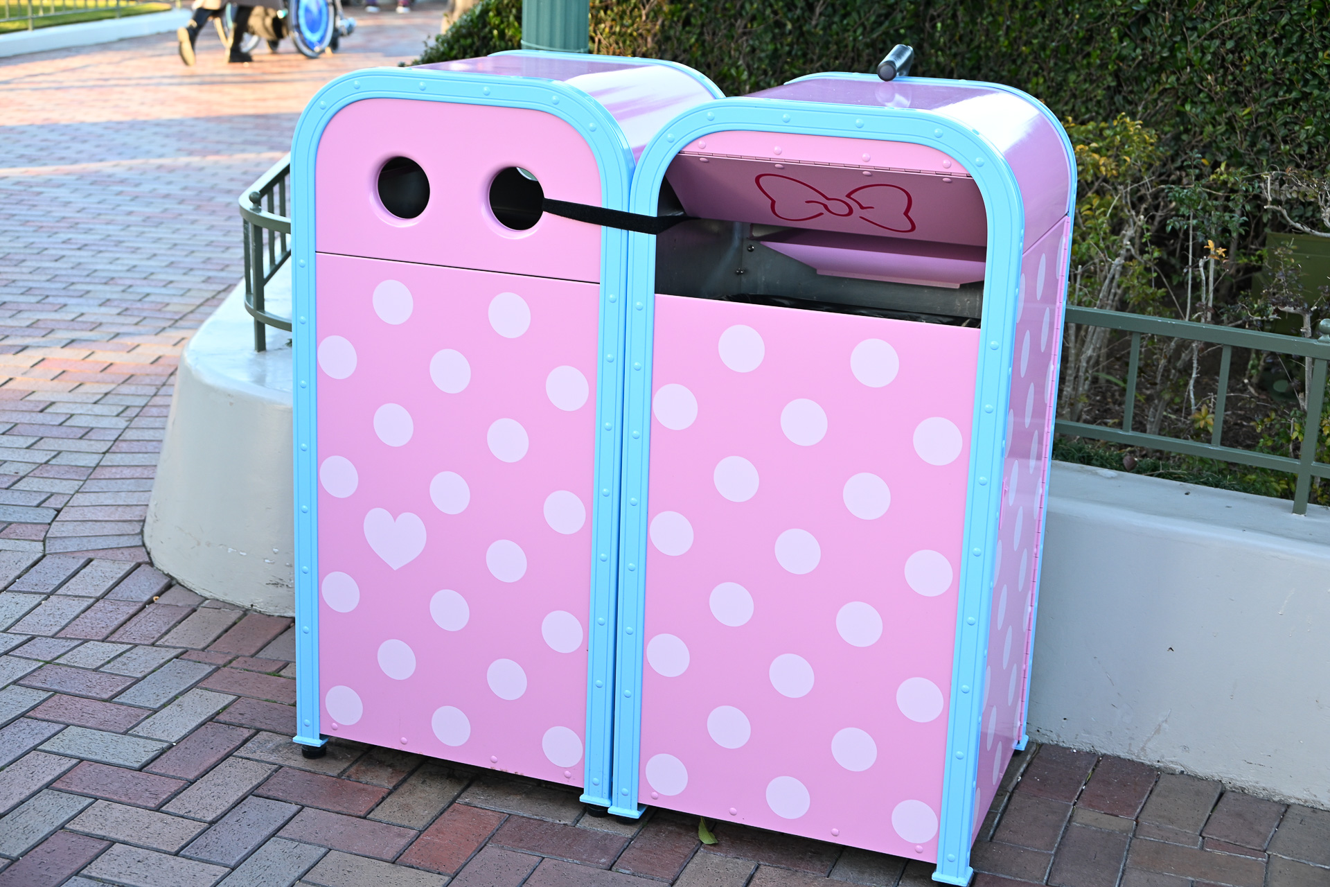 ベンチやトラッシュカンまでミニーマウス一色に！