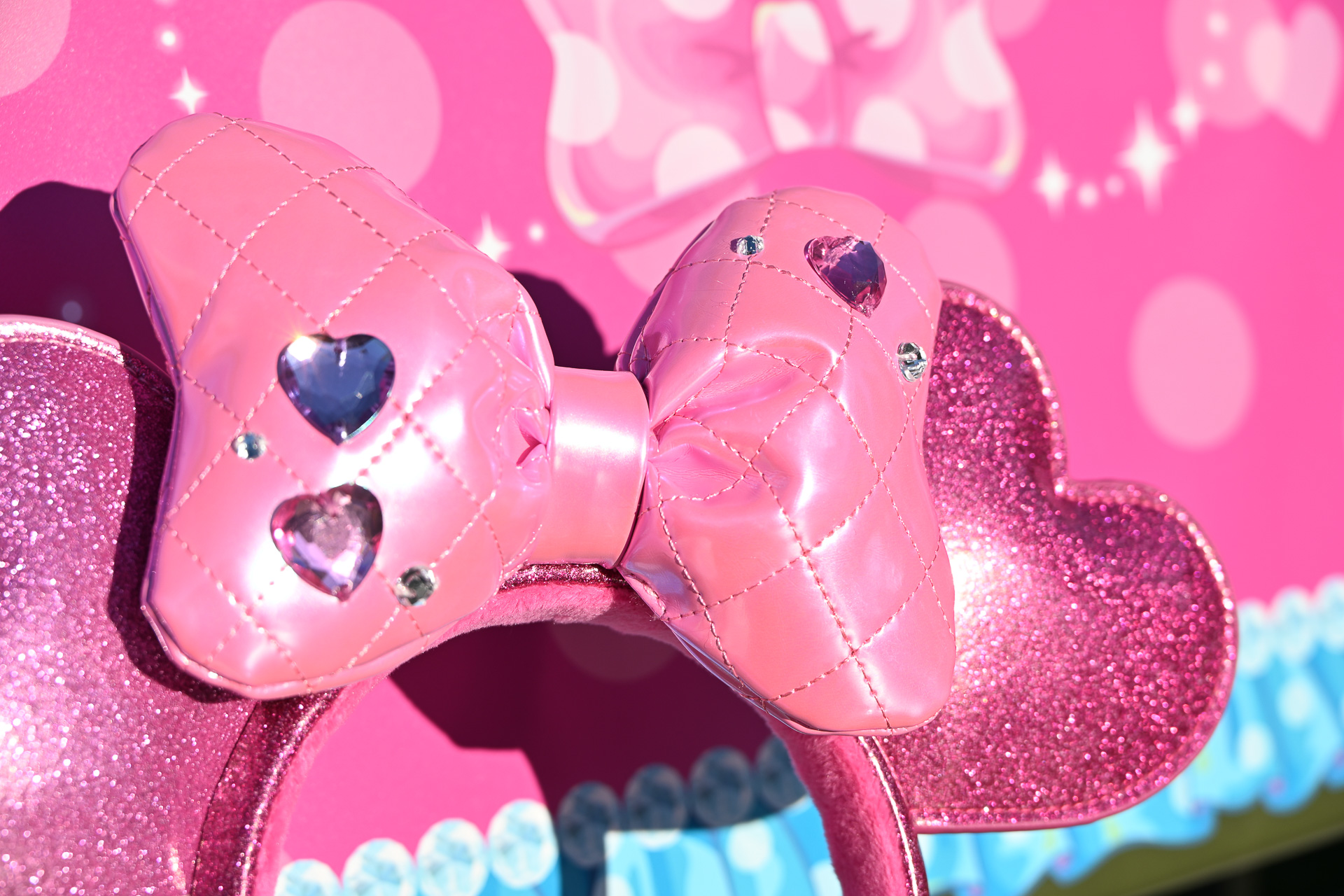 リボンにはビジュー付き